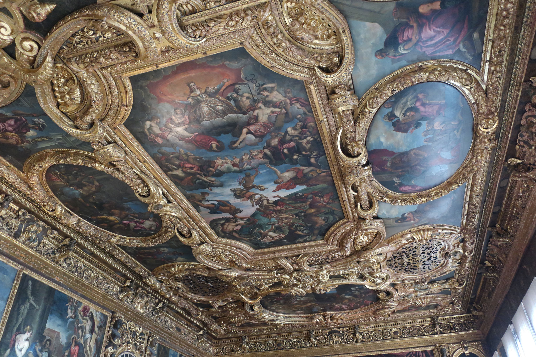  Tintoretto's "Venetian Glory" on the ceiling of the "Chamber of the Senators"