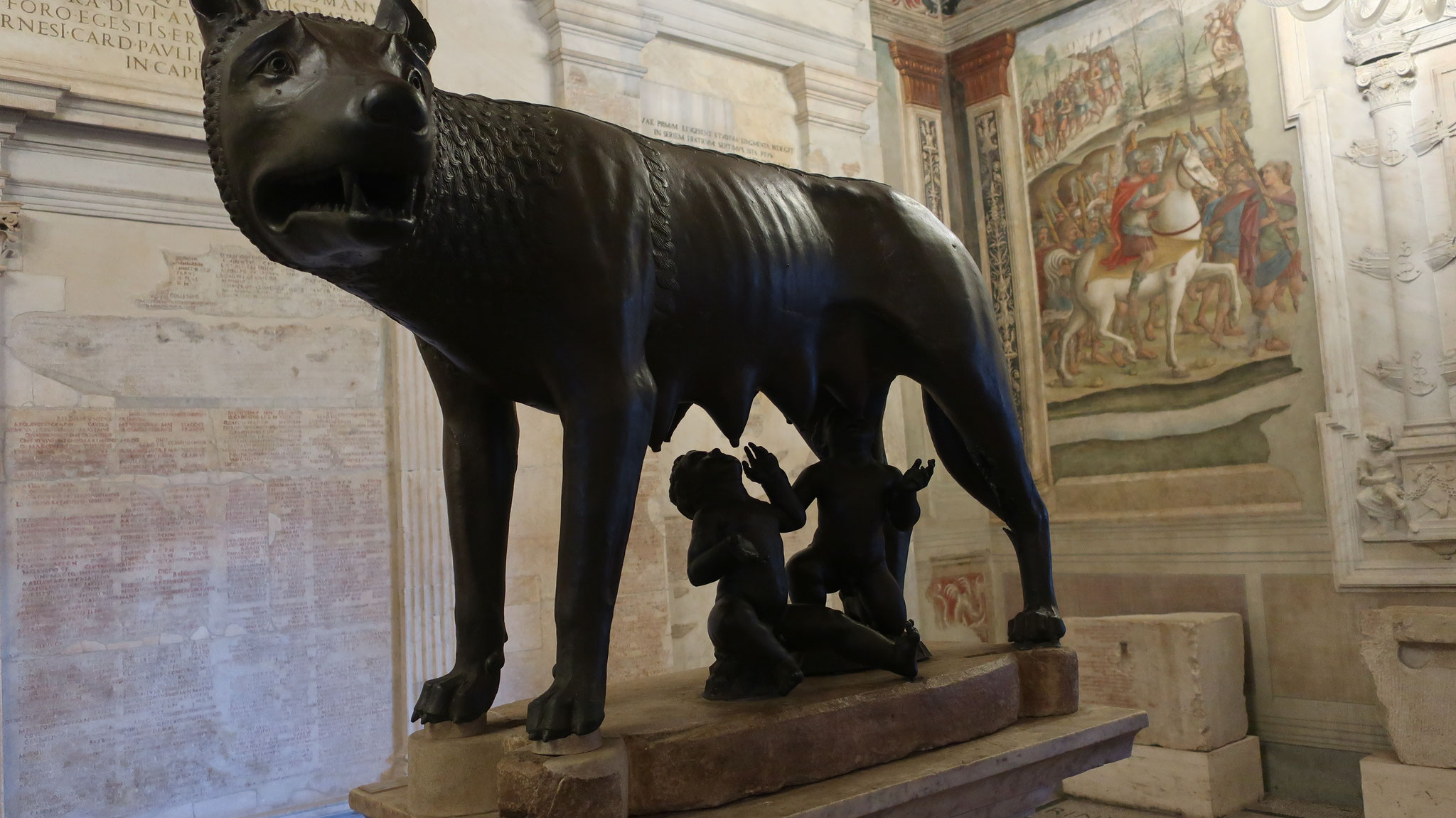 ブロンズ像「カピトリーノの雌（めす）狼（おおかみ）」。ローマは紀元前8世紀、狼の乳を飲んで育った双子のロムルスとレムスが建国しました。