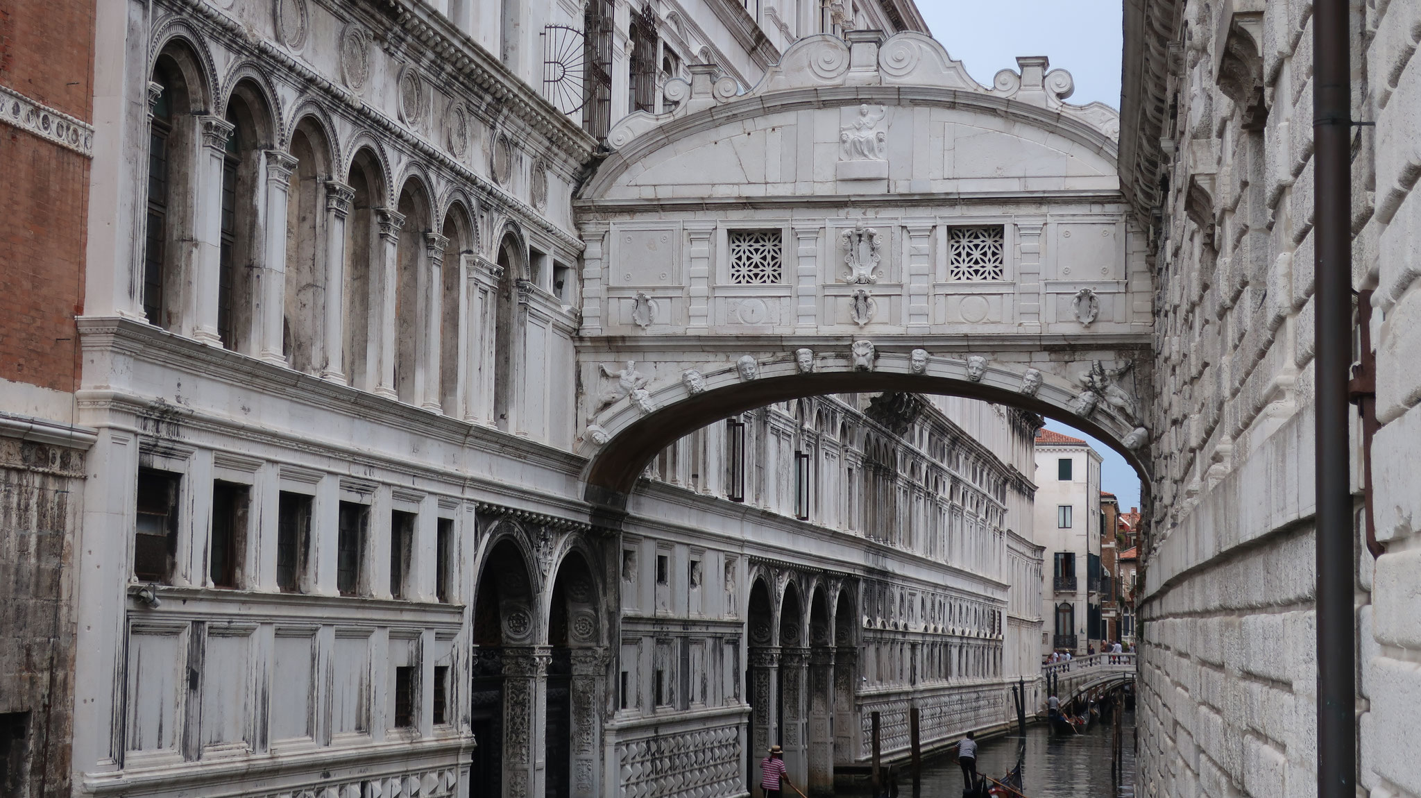 独房に入れられる前に、窓の外のヴェネツィアの景色を見られるのは最後だから囚人がため息をついたので「溜息の橋」と呼ばれます。