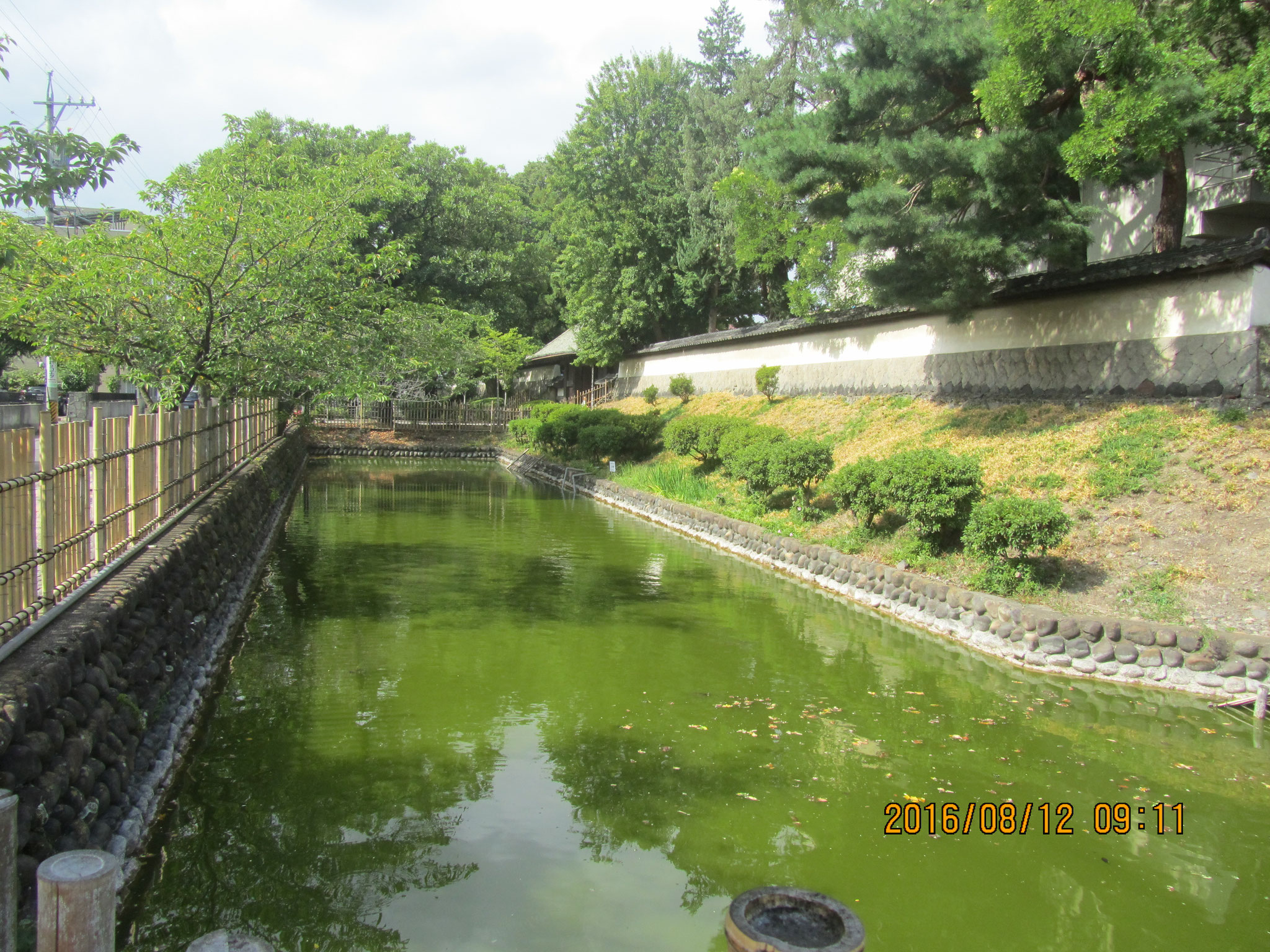 周囲を囲む土塁（どるい）と水堀は真田家が居住していた当時のまま残されています。