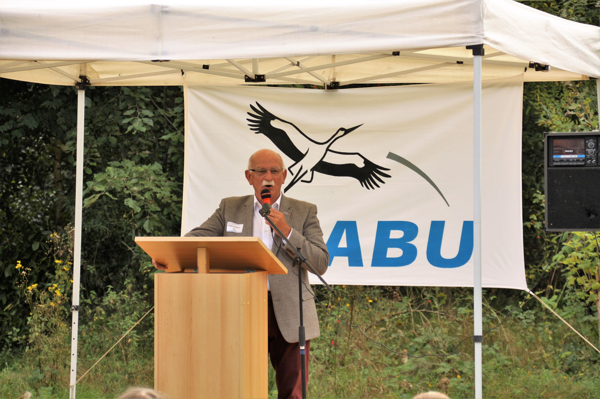 NABU Rhein-Erft Vorsitzender Wolfgang Dingarten moderiert die Jubiläums-Feier.