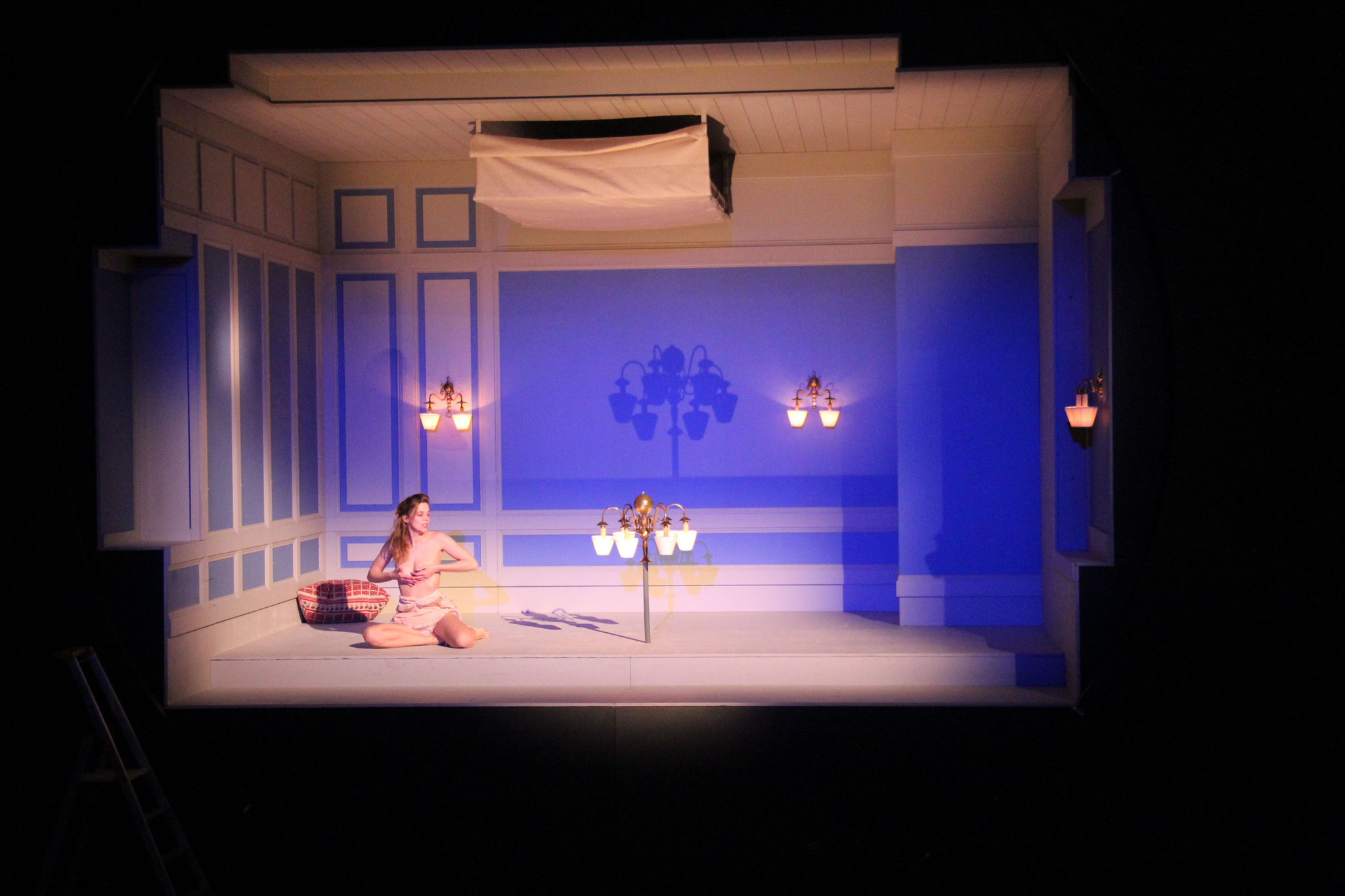 Photo de la scénographie de: Molly Bloom. Théâtre de l'Ouest Parisien, Boulogne Billancourt. Jeu: Céline Salette. Mise en scène Laurent Laffargue.