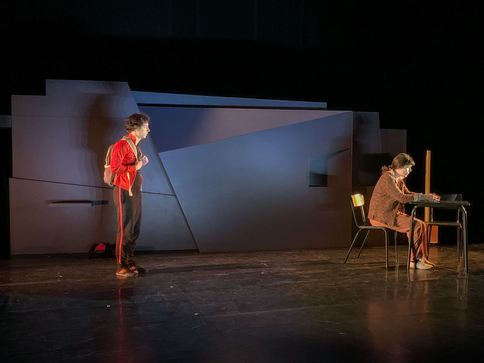 scénographie de Boy. Texte Eric Pessan. Mise en scène Fabien Bassot. Spectacle jeune public. Compagnie Lazzi Zanni. Création: Le Palace-Odyssée, Perigueux.