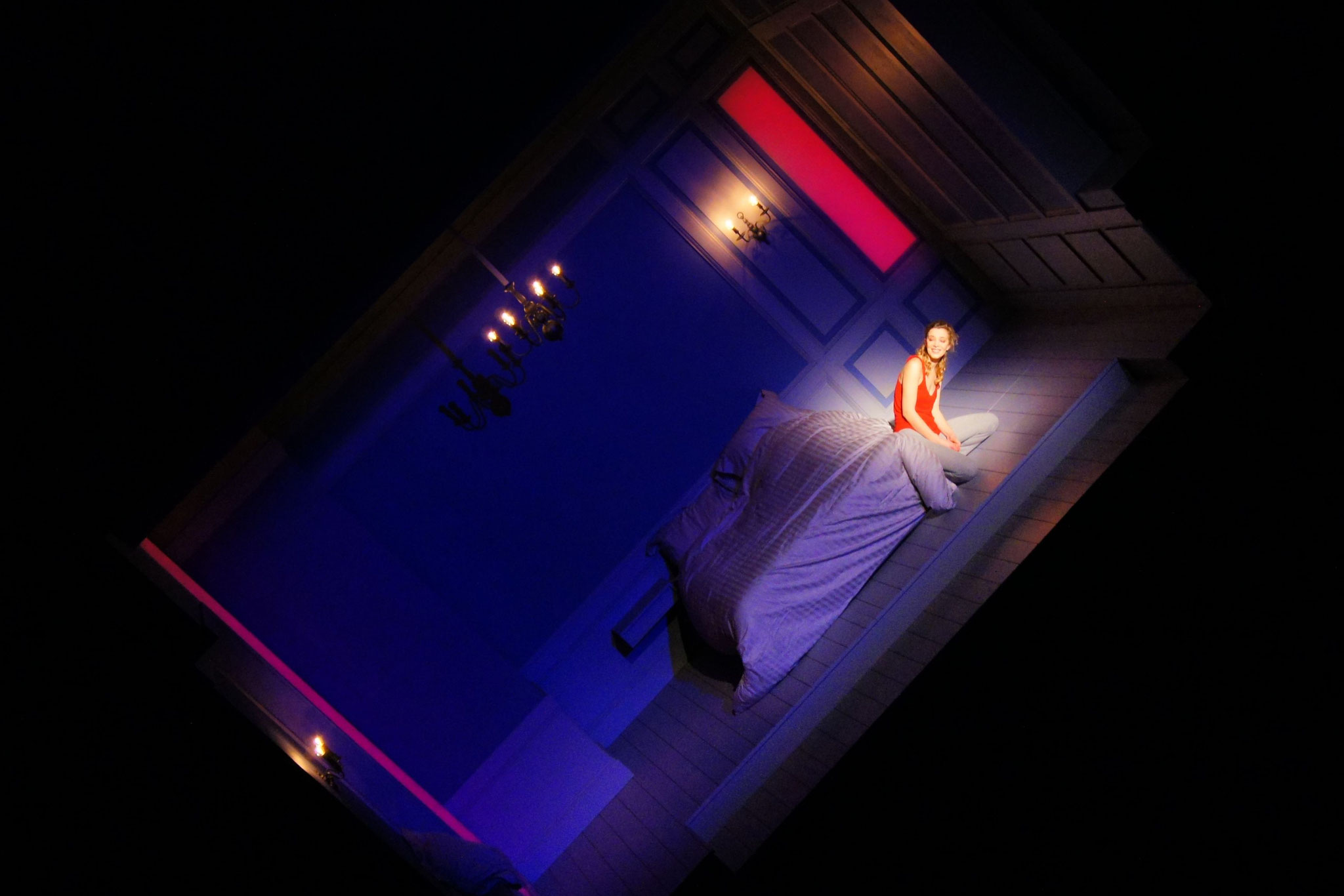 Photo de la scénographie de: Molly Bloom. Théâtre de l'Ouest Parisien, Boulogne Billancourt. Jeu: Céline Salette. Mise en scène Laurent Laffargue.