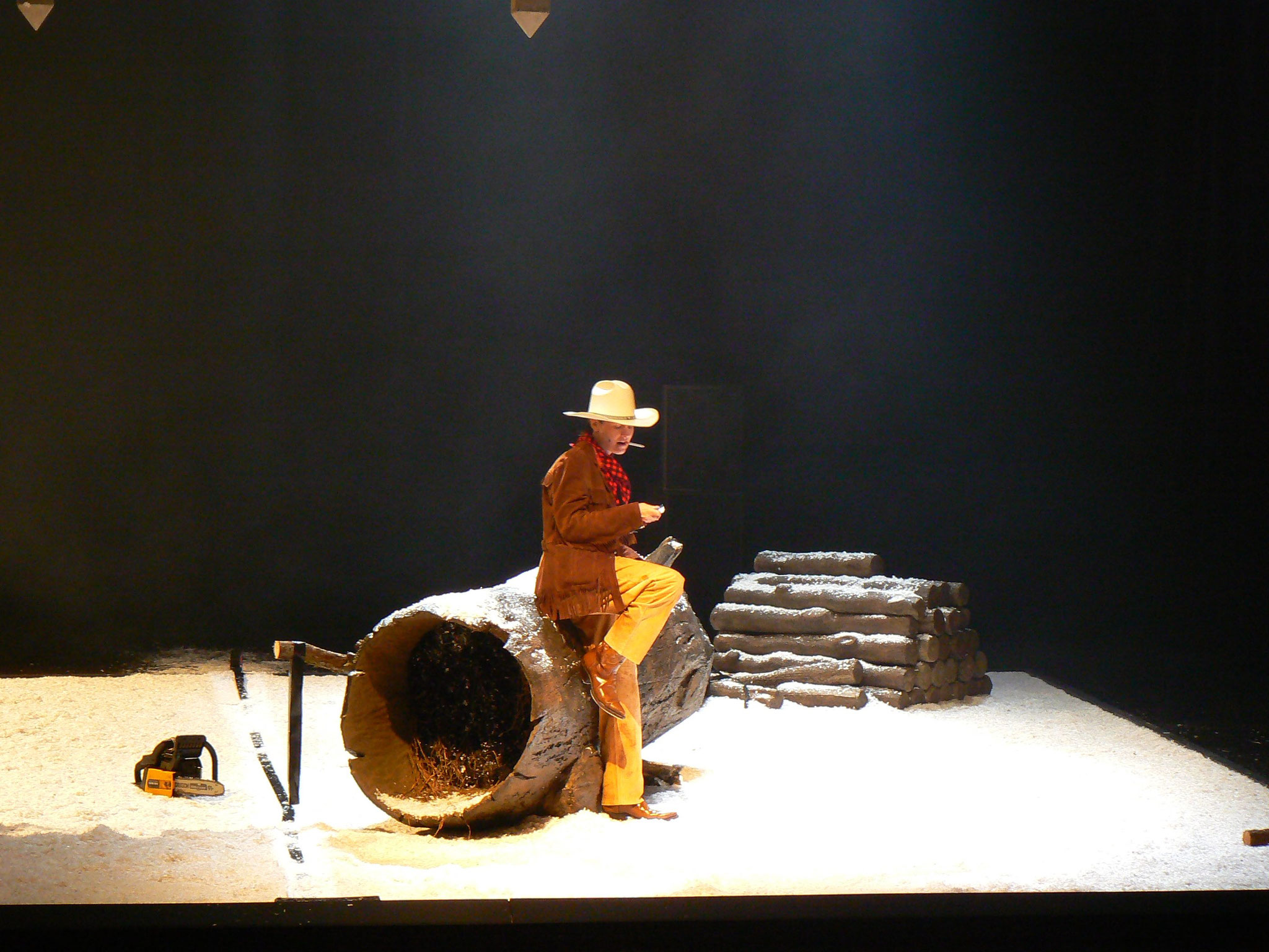 Photo de la scénographie de Haskell Junction. Mise en scène Renaud Cojo. TNBA.
