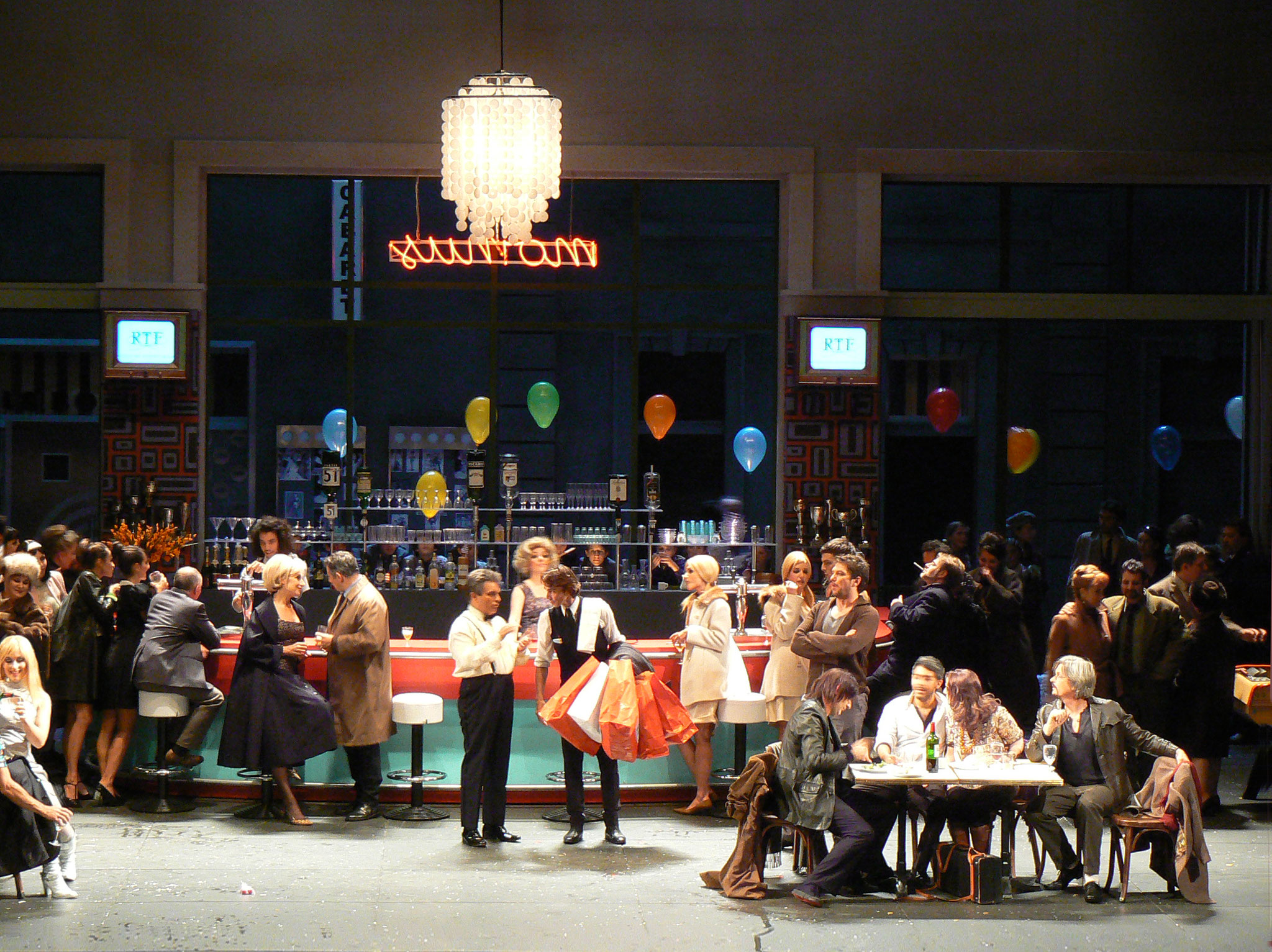 Photo de scénographie de l'opéra: La Bohème. Opéra de Bordeaux. Mise en scène Laurent Laffargue.