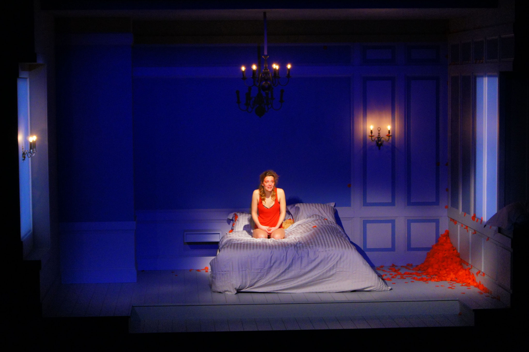 Photo de la scénographie de: Molly Bloom. Théâtre de l'Ouest Parisien, Boulogne Billancourt. Jeu: Céline Salette. Mise en scène Laurent Laffargue.