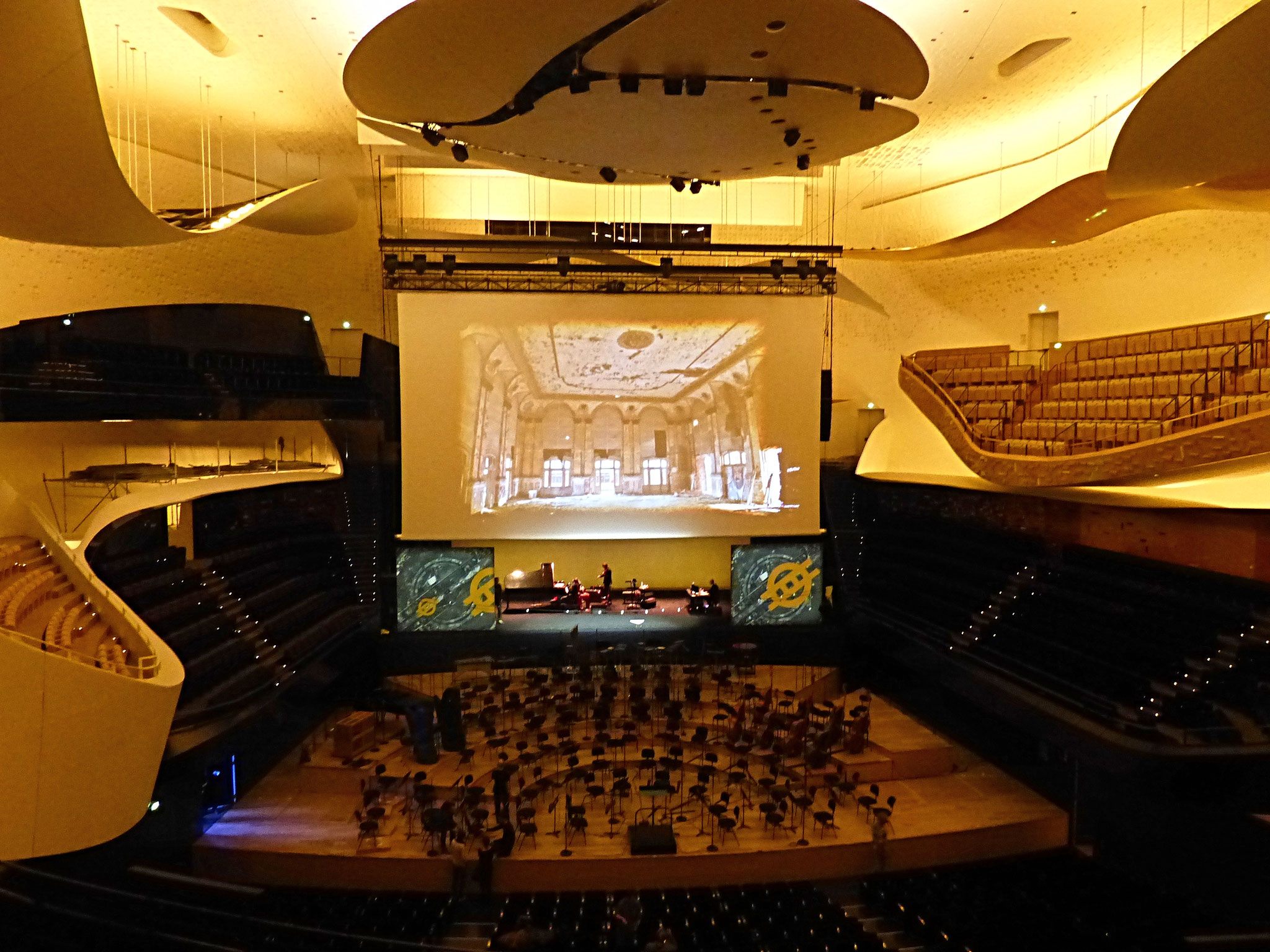 Photo de la scénographe de Low Heroes à la Philharmonie de Parus