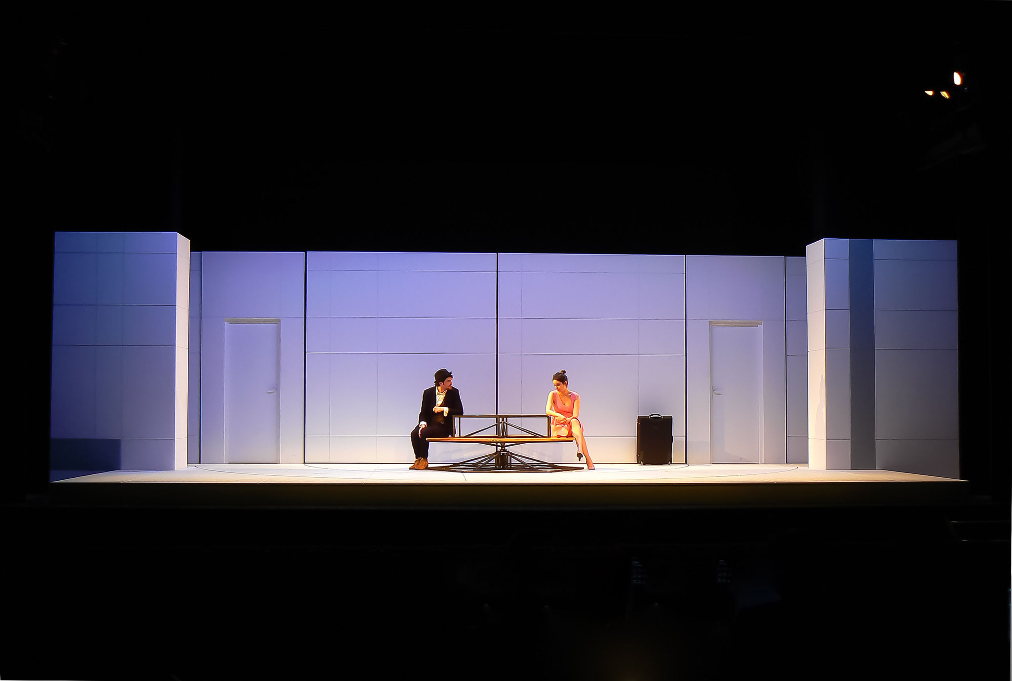 Photo de la scénographie de: Le Jeu de l'Amour et du Hasard. Théâtre de l'Ouest Parisien, Boulogne Billancourt. Mise en scène Laurent Laffargue.