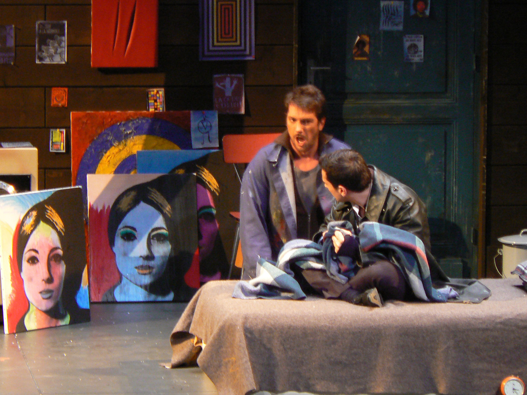 Photo de scénographie de l'opéra: La Bohème. Opéra de Bordeaux. Mise en scène Laurent Laffargue.