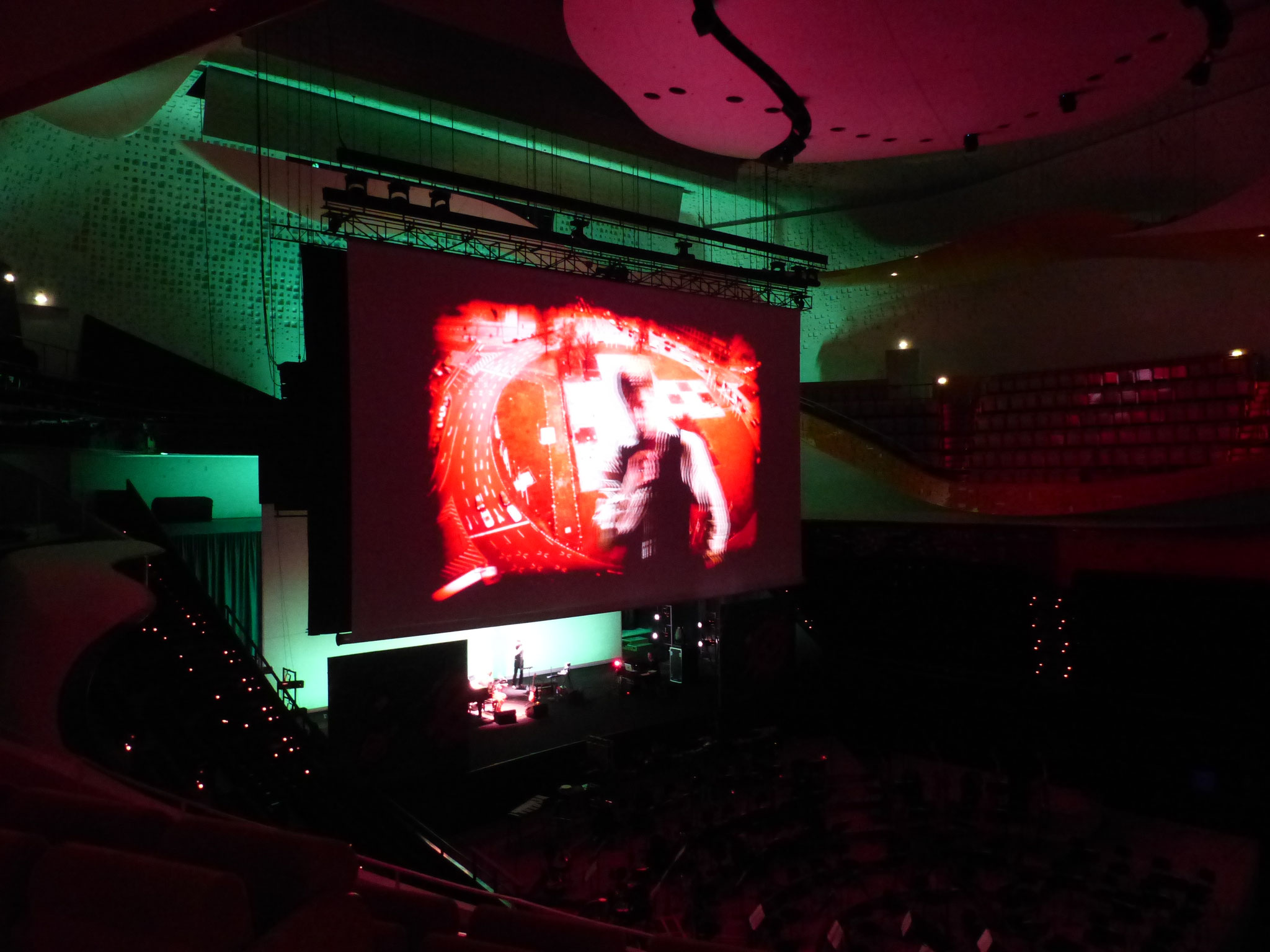 Photo de la scénographe de Low Heroes à la Philharmonie de Parus