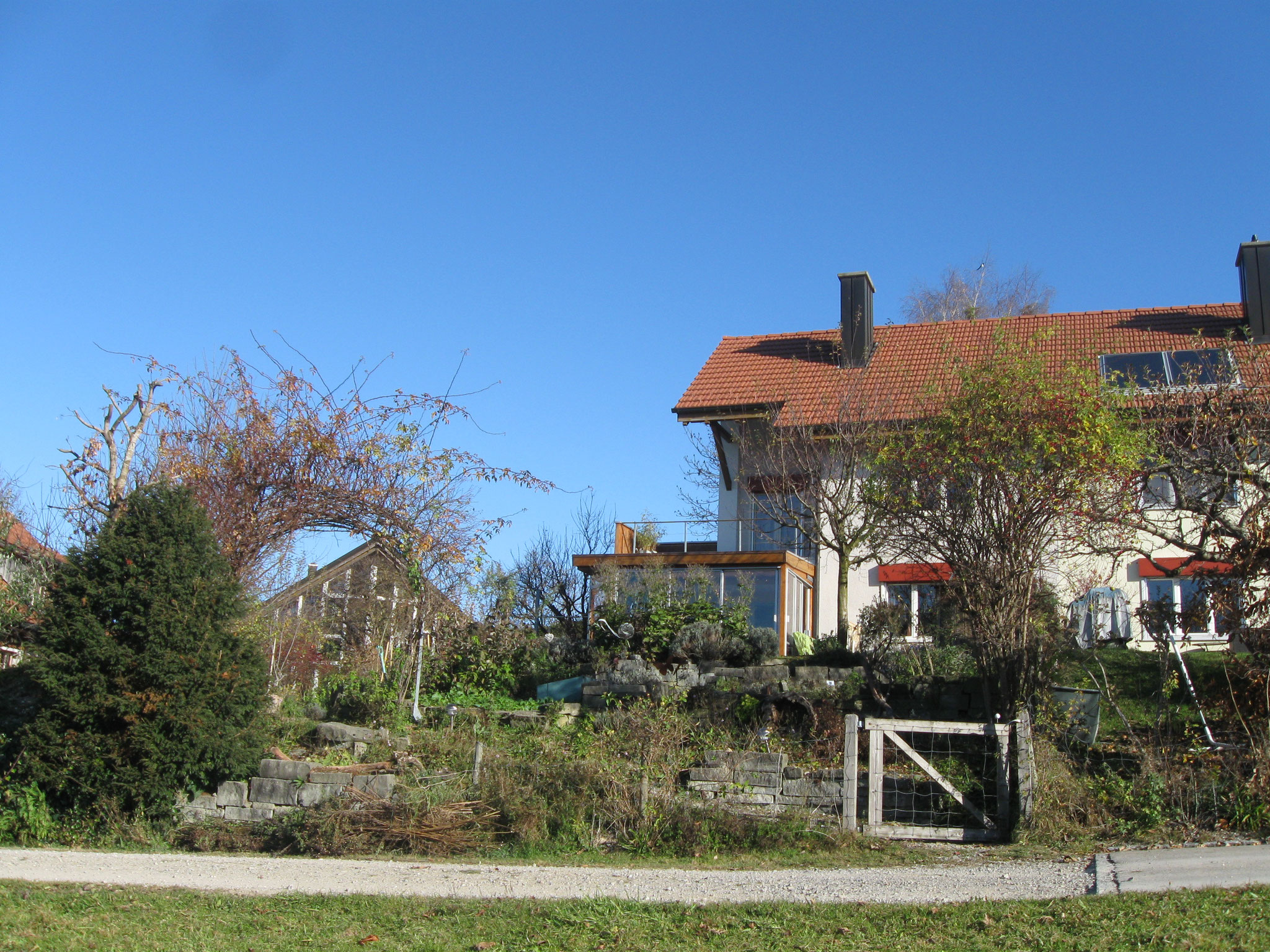 Der Garten mit dem Wintergarten, wo wir während den Kräutertagen oft sein werden