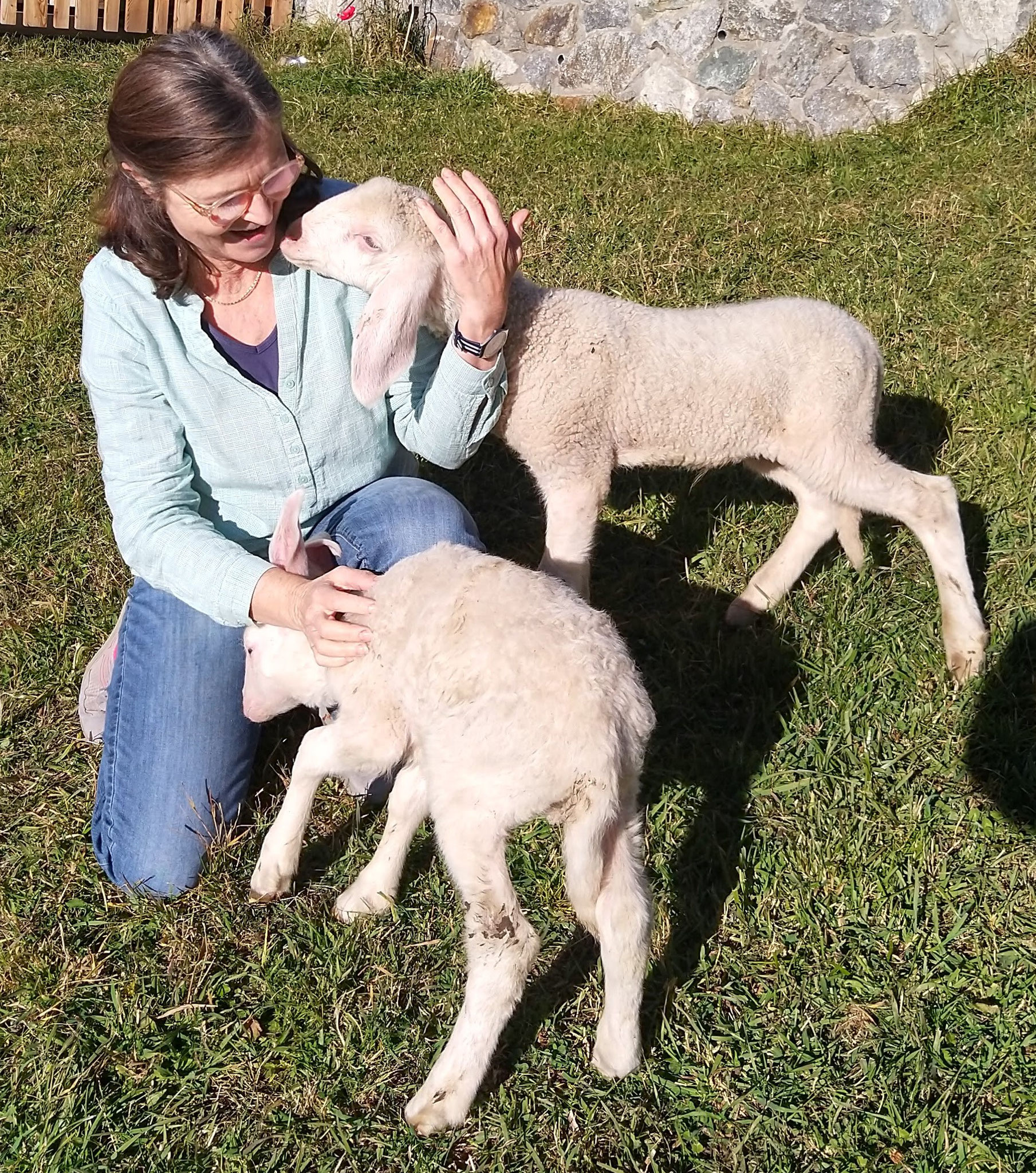 Katharina's Besuch auf dem Hof von Veronika im Vinschgau, wie weich die Wolle sich anfühlt