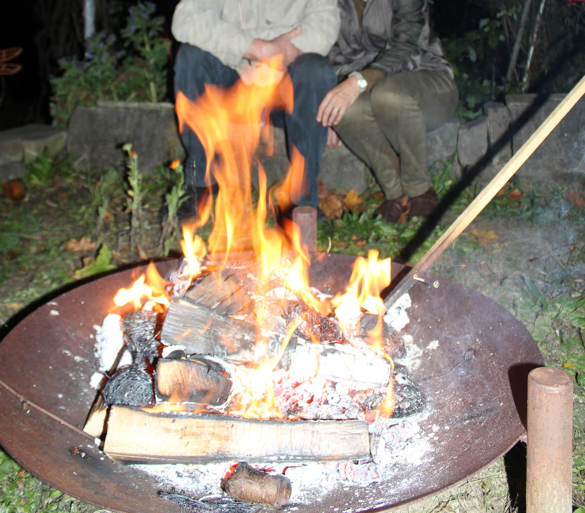 Abends beim Feuer sitzen