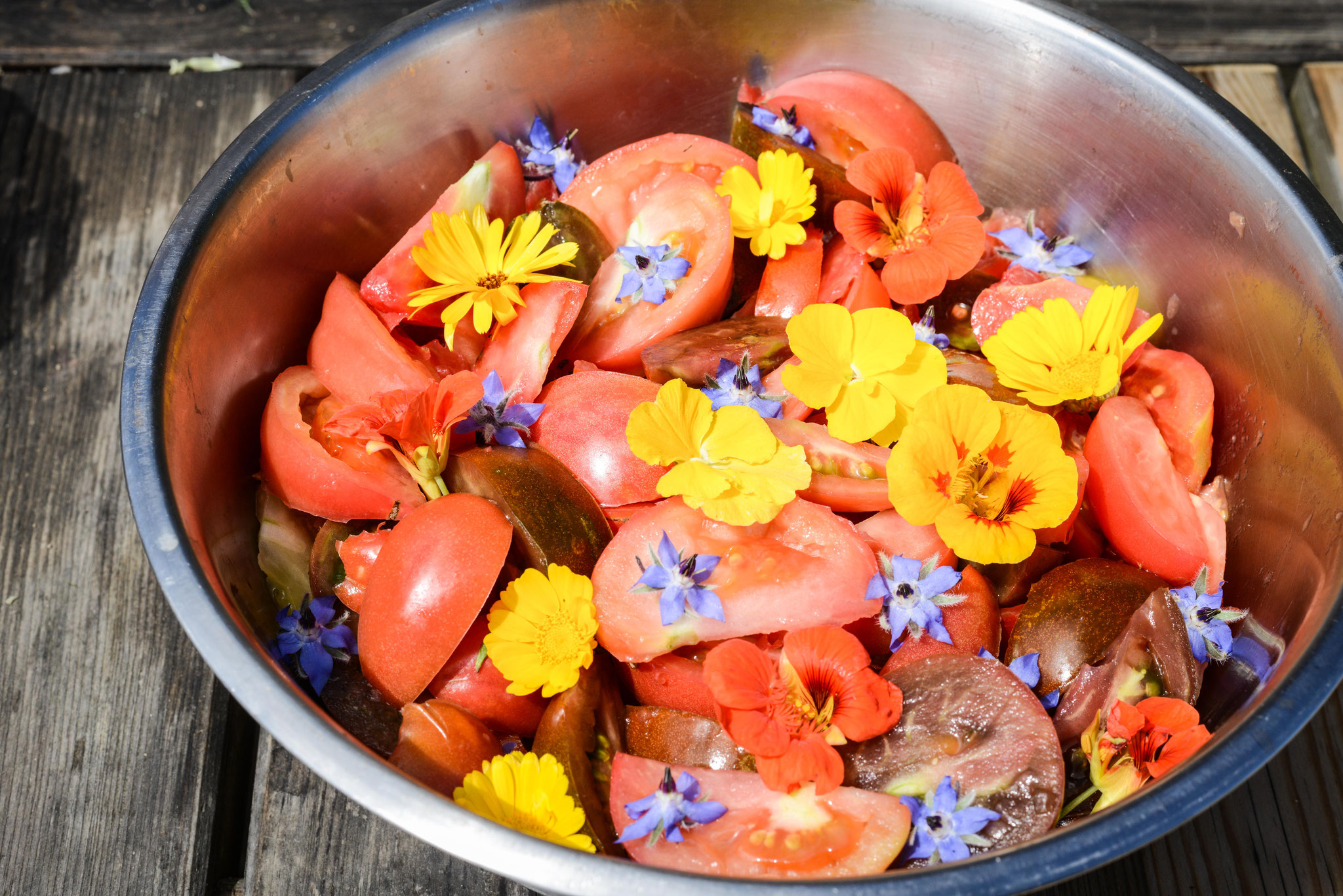 Une belle salade de tomate avec des fleurs de capucine, bourrache,...