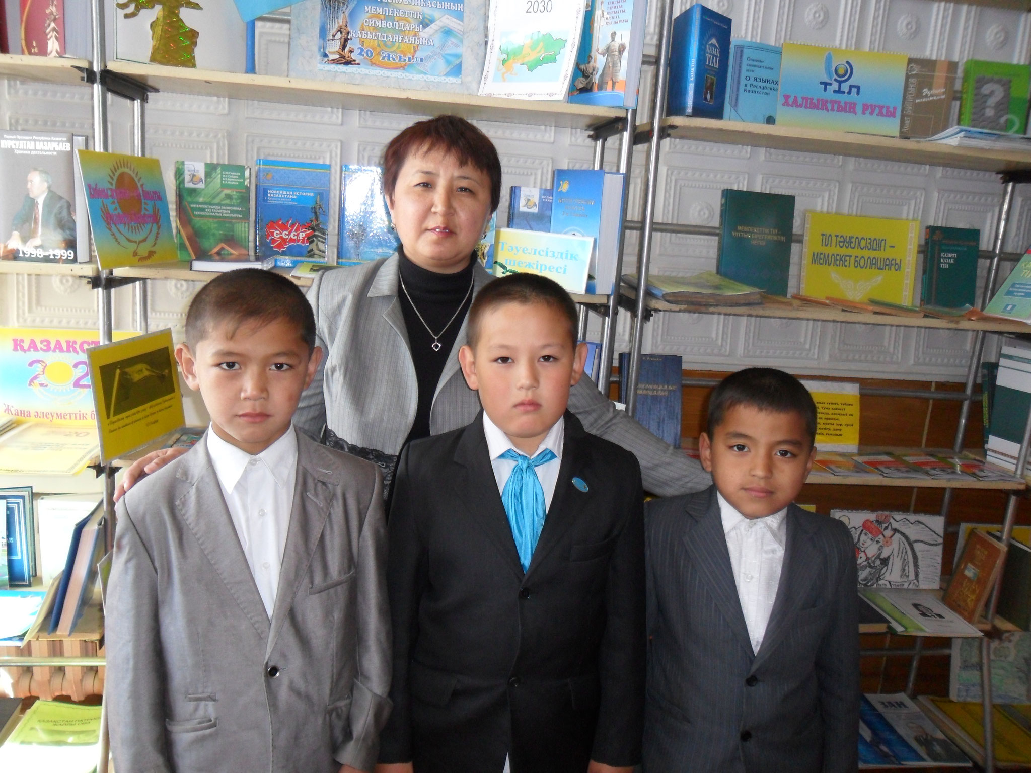 Библиотекарь Сахариянова А. К. с юными читателями 2000-е годы