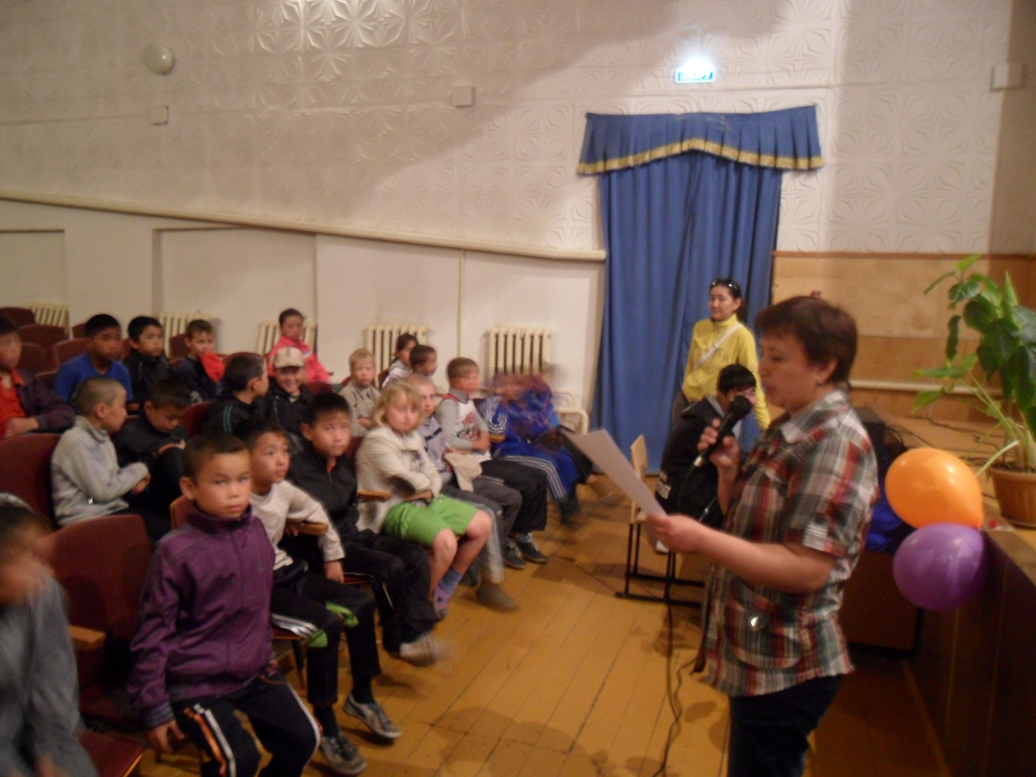 Библиотекарь Сахариянова А. К. проводит мероприятие для детей в ДК