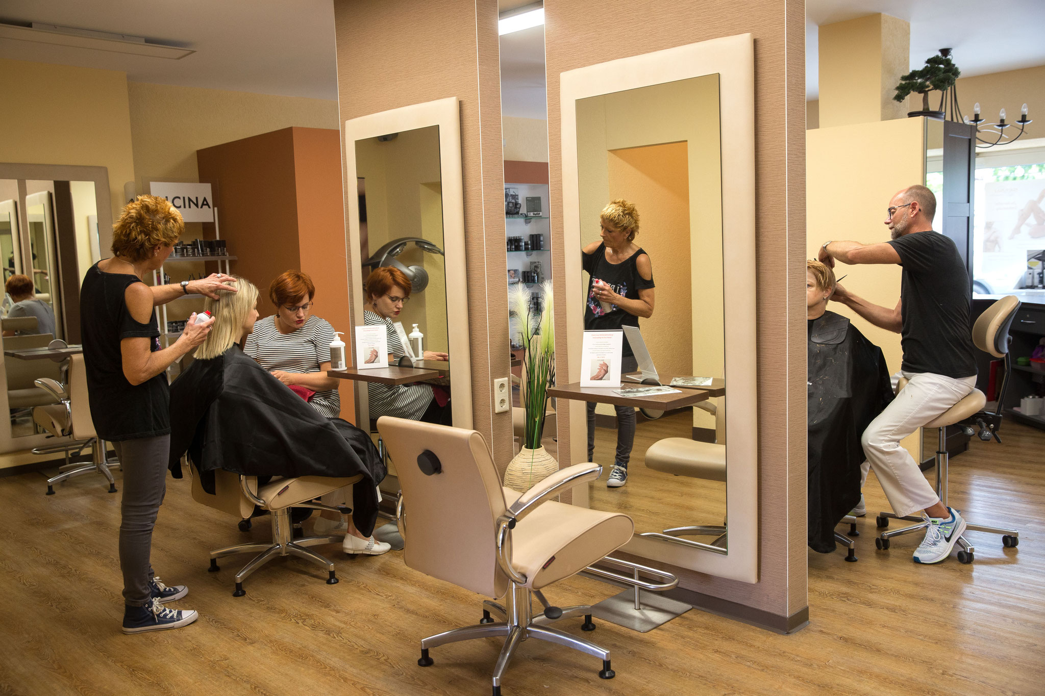 Start Hair Design Ralph Krall Forster Schlieben But with repeated hair colouration your hair ages quicker and the back of your head will end up giving the impression of an older woman. www hair design krall foerster de