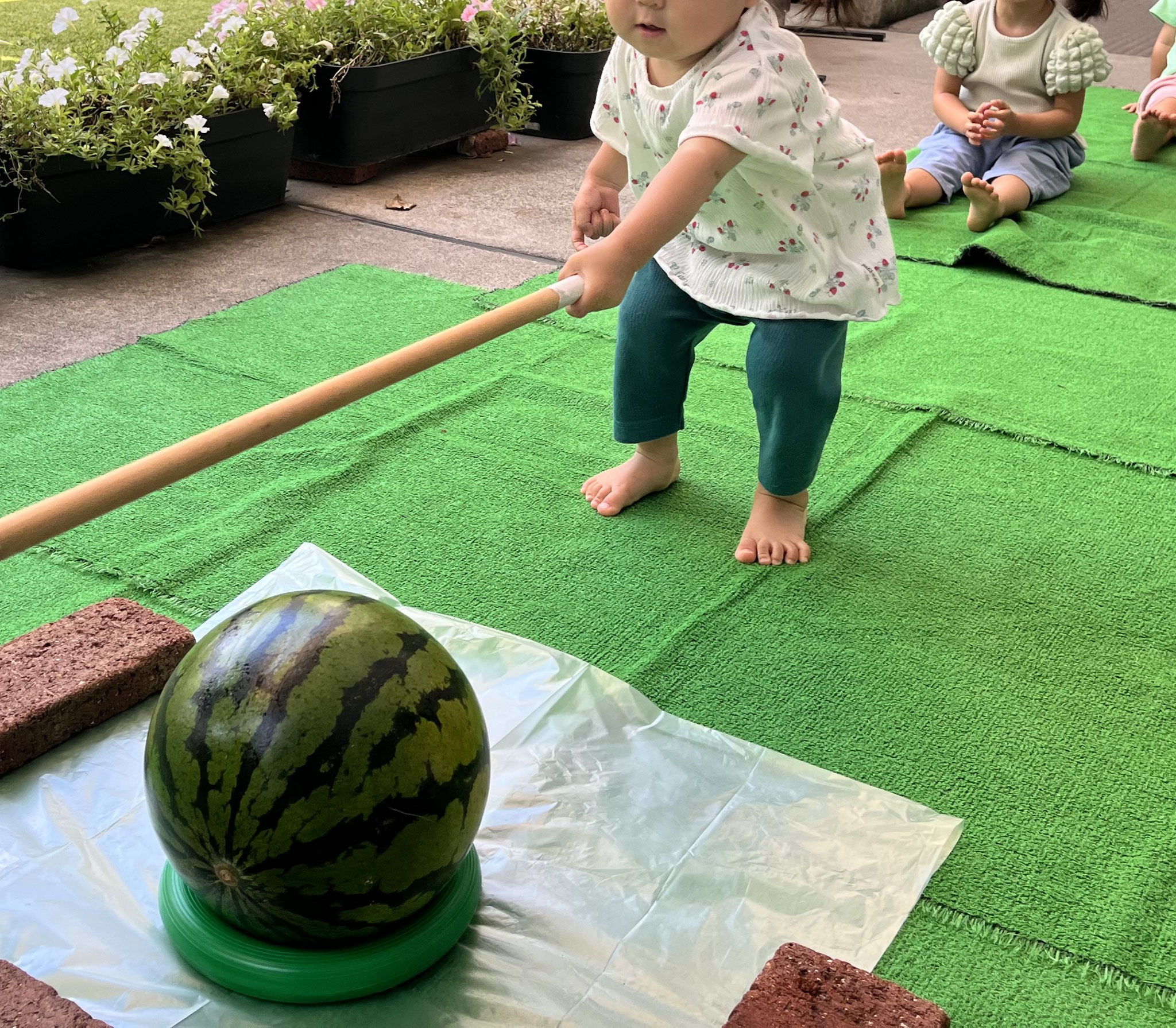 1人で「えいっ！」とやってみる子や、先生と一緒にやってみたい子。