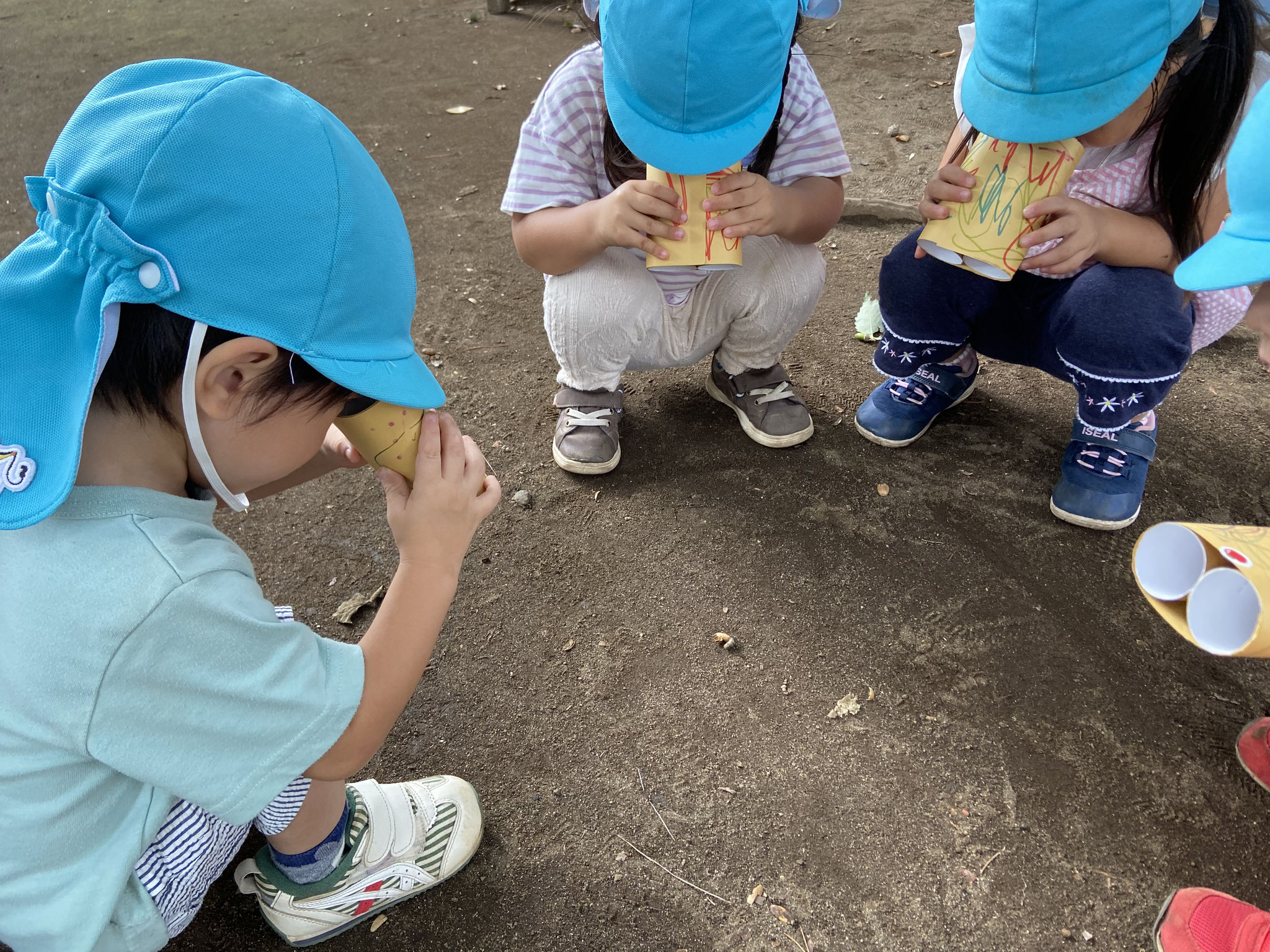 カブトムシの幼虫かな～！？　すごいの見つけたね　♪　色々な発見が楽しいお散歩です。