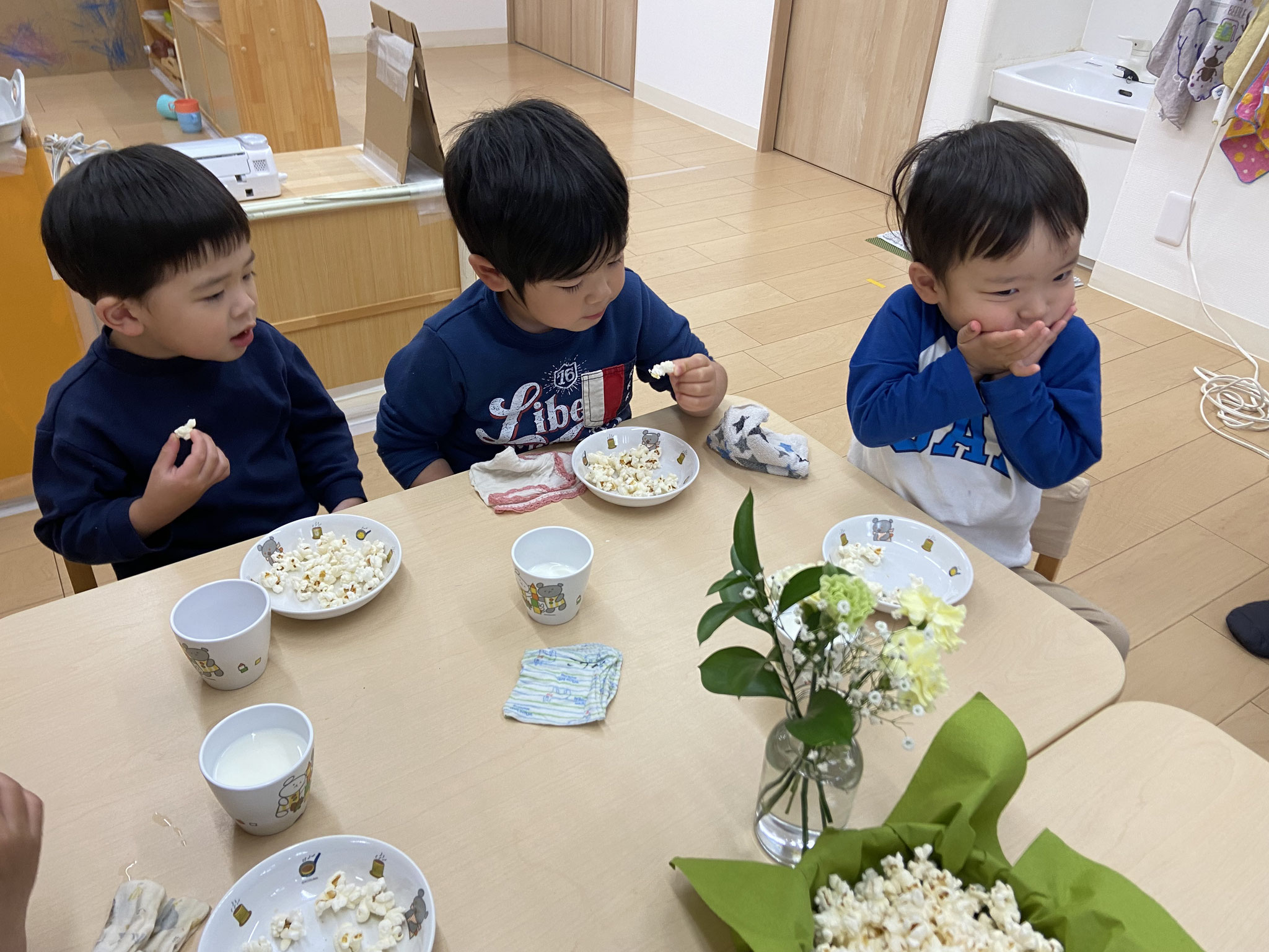 おやつにみんなの前で作ったポップコーンも食べました！おかわりいっぱいいただきました。