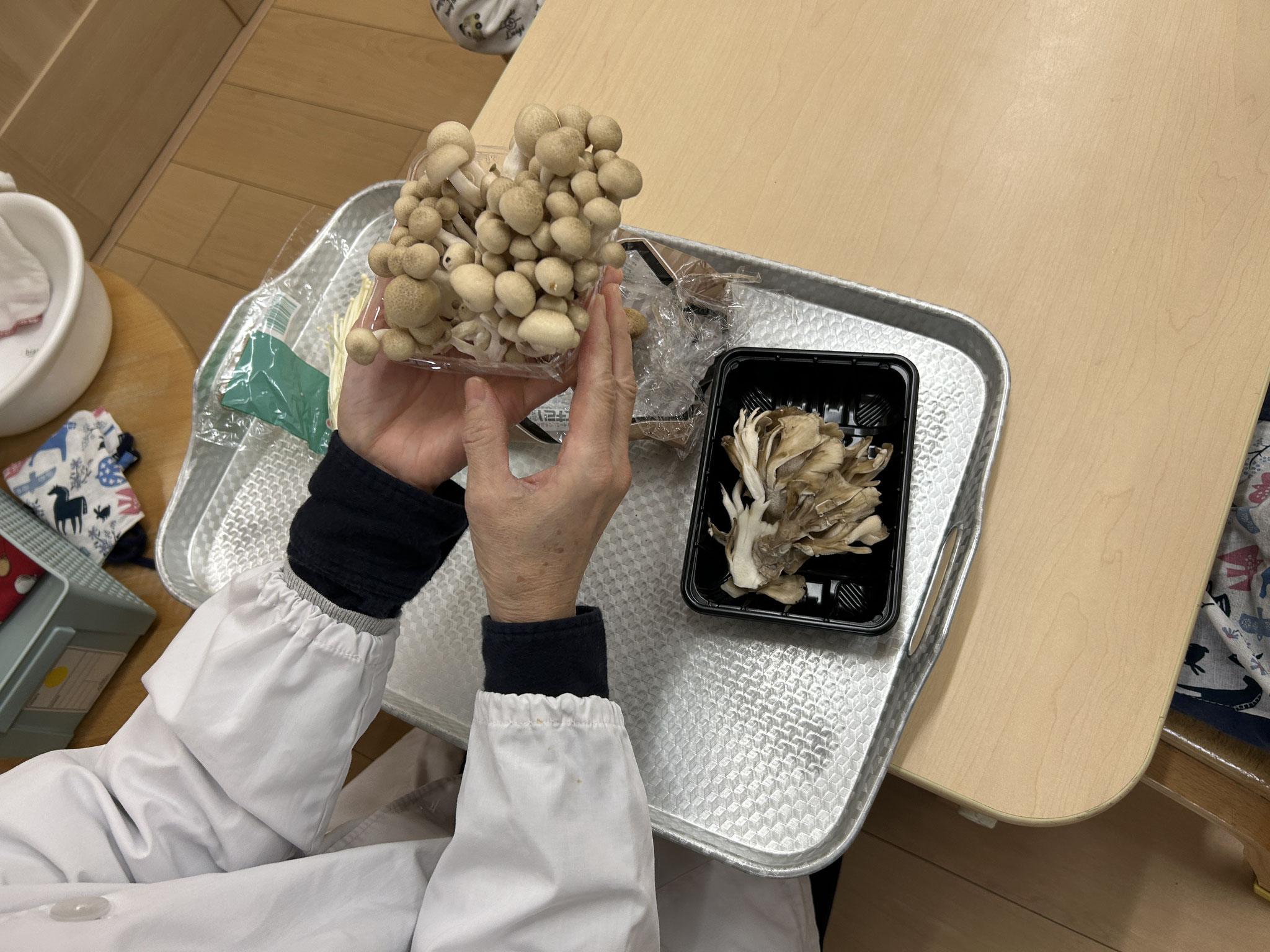 さて、買ってきたきのこを見てみましょうか。　舞茸、えのきにしめじ。