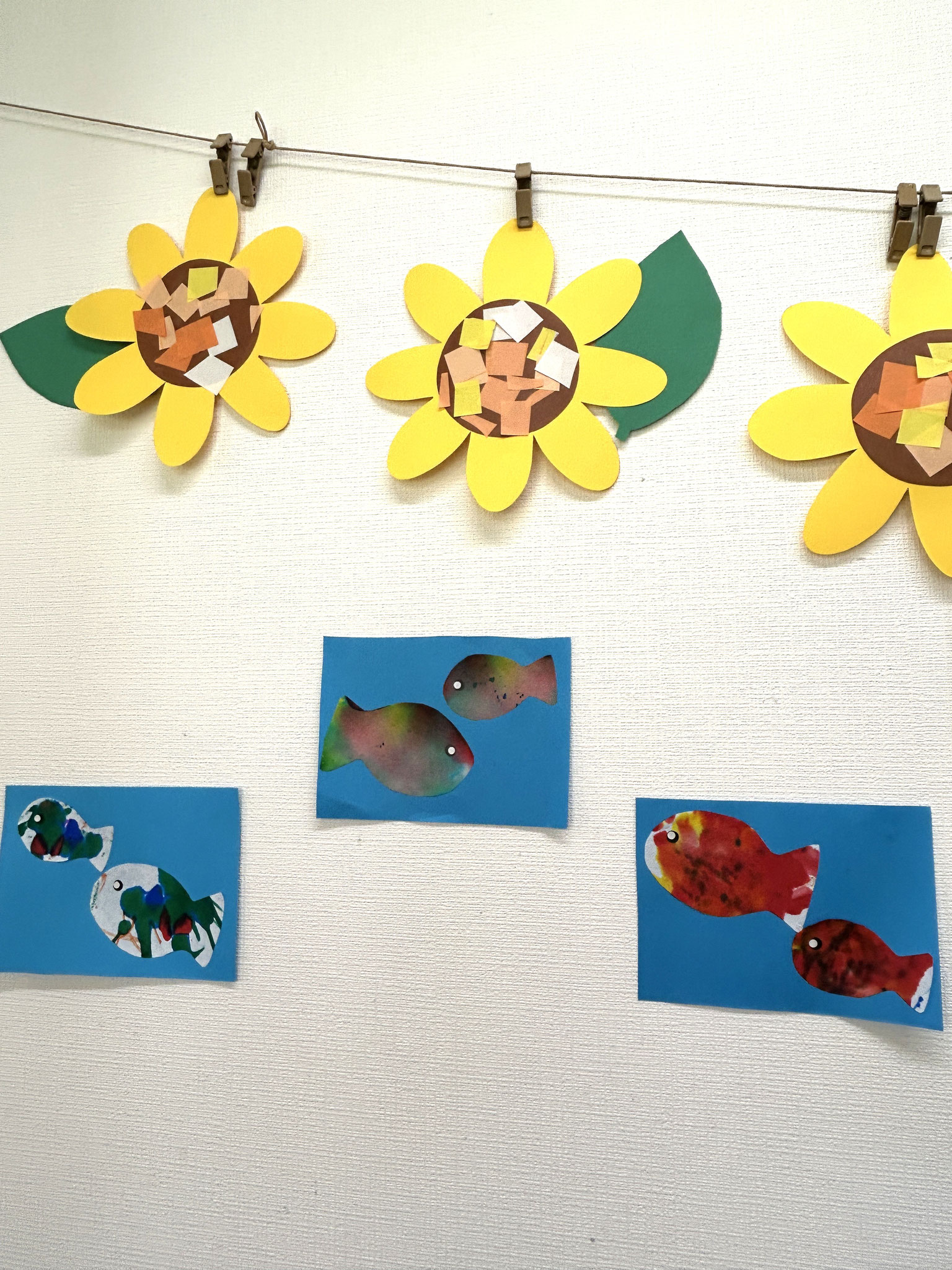 素敵なにじみ絵のお魚が出来ました。2歳クラスはハサミでチョキチョキ、ヒマワリを作りました！