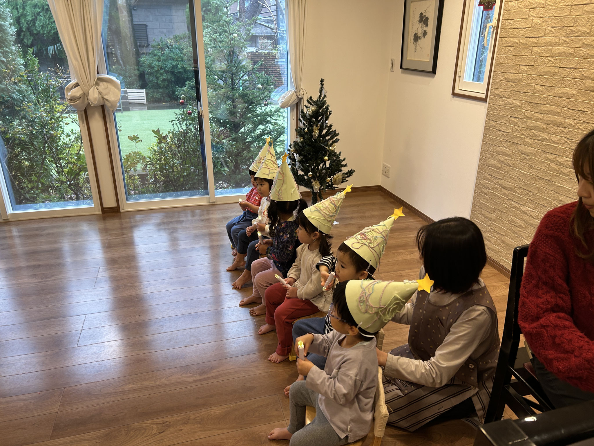 子ども達はかわいらしい帽子をかぶってキャンドルサービスです。
