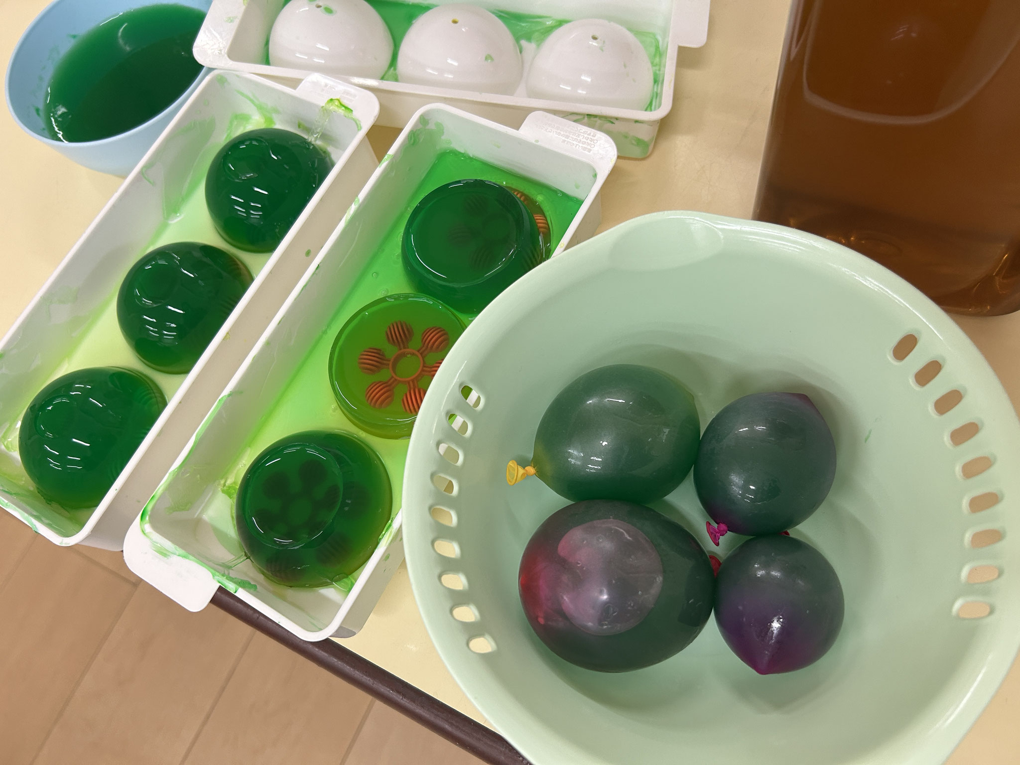 今日は冷えた寒天で遊びますよ！色々な形がありますね。