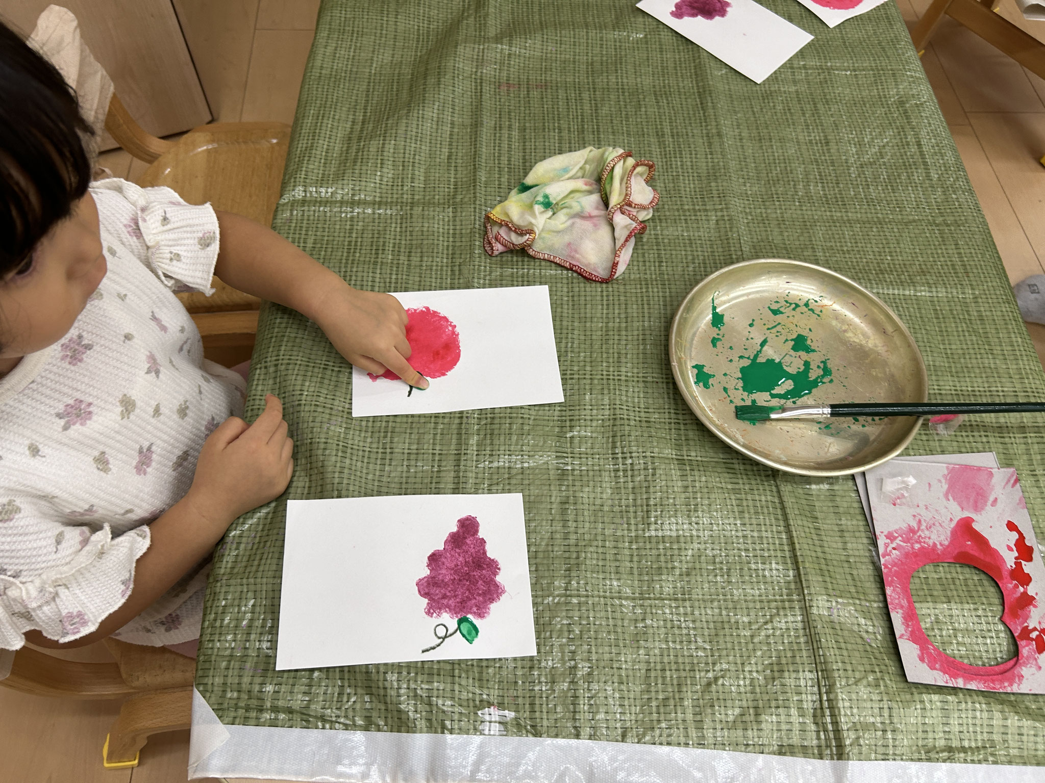 ２歳クラスでは型に合わせて指でちょんちょん模様を付けています。