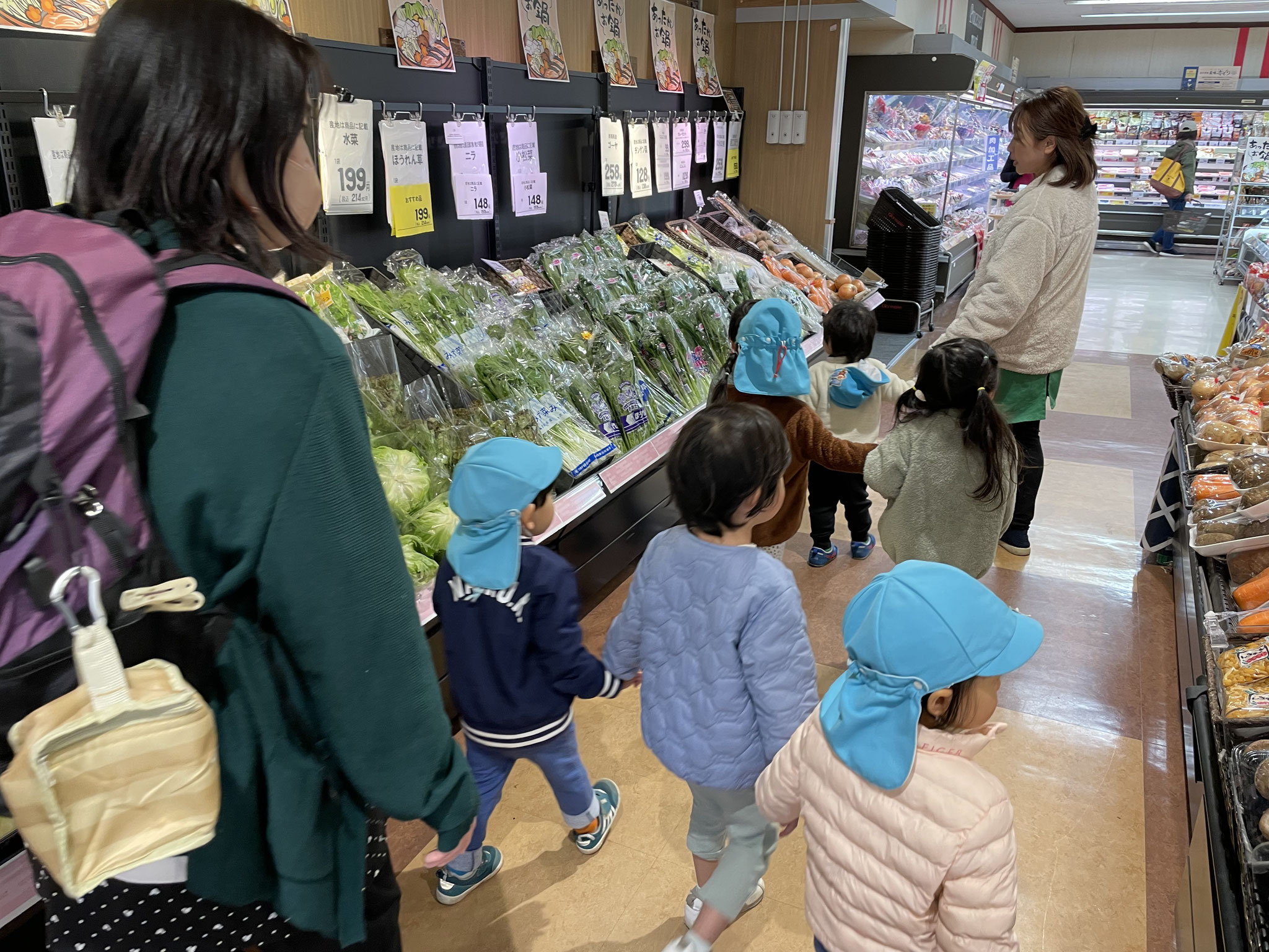 さてさて、今日は2歳クラス、はりきってお買い物に来ましたよ！