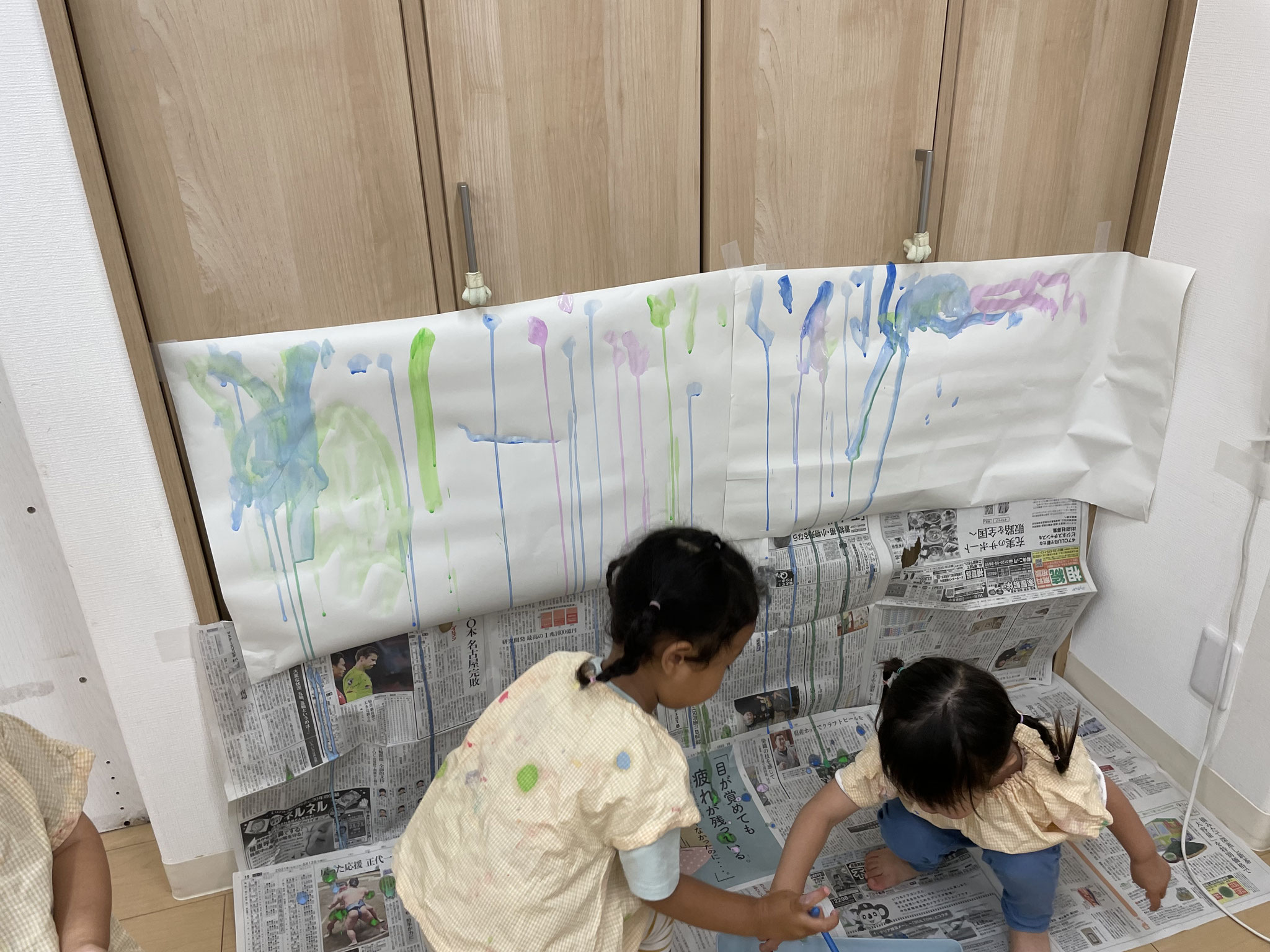たらたらと絵の具が落ちていく様子がきれいです。