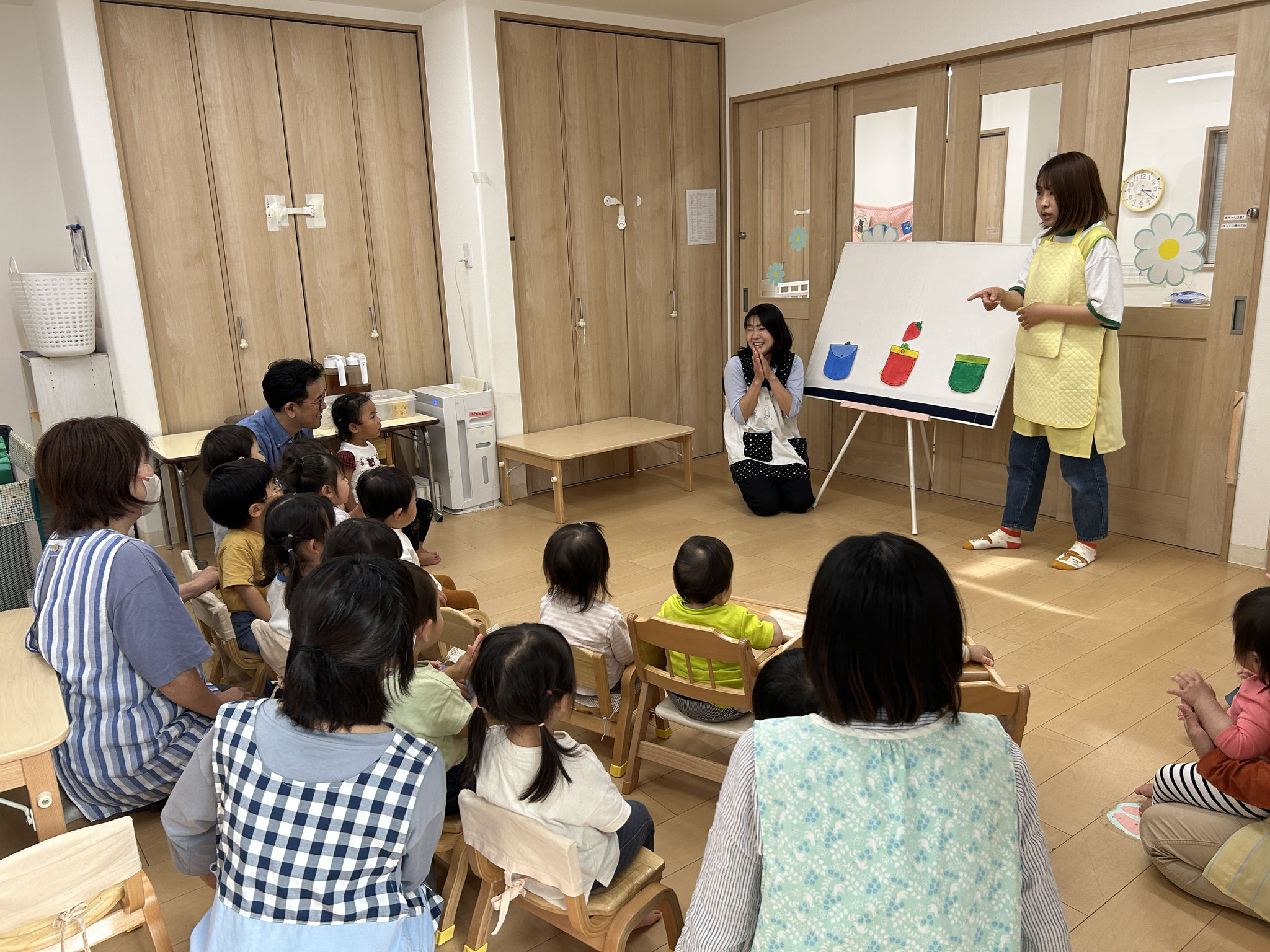 先生たちからの出しもの、、、今日はパネルシアターですよ。何が出るのかな？