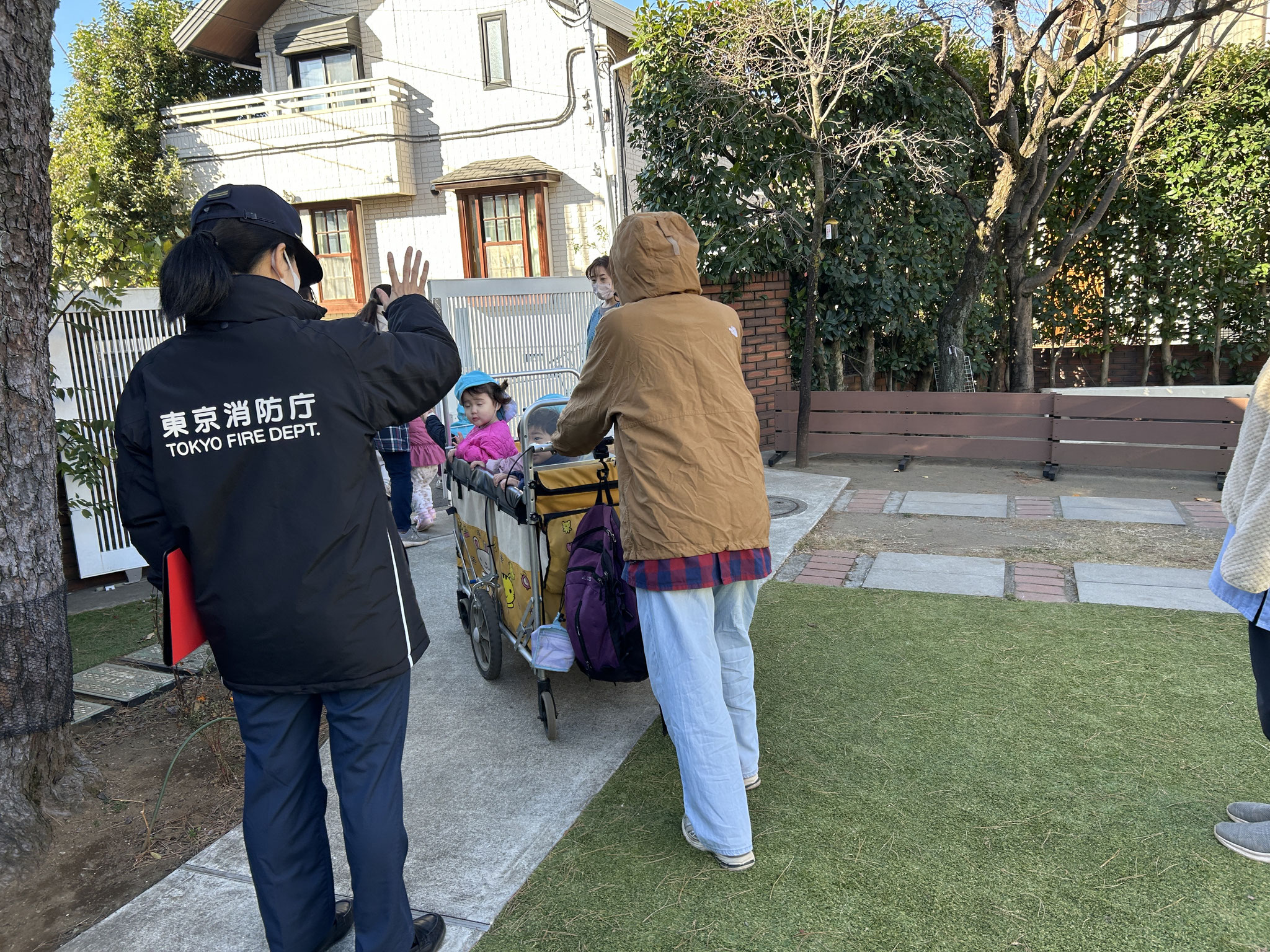 最後はお散歩のお見送りをしていただき、嬉しい子ども達でした。