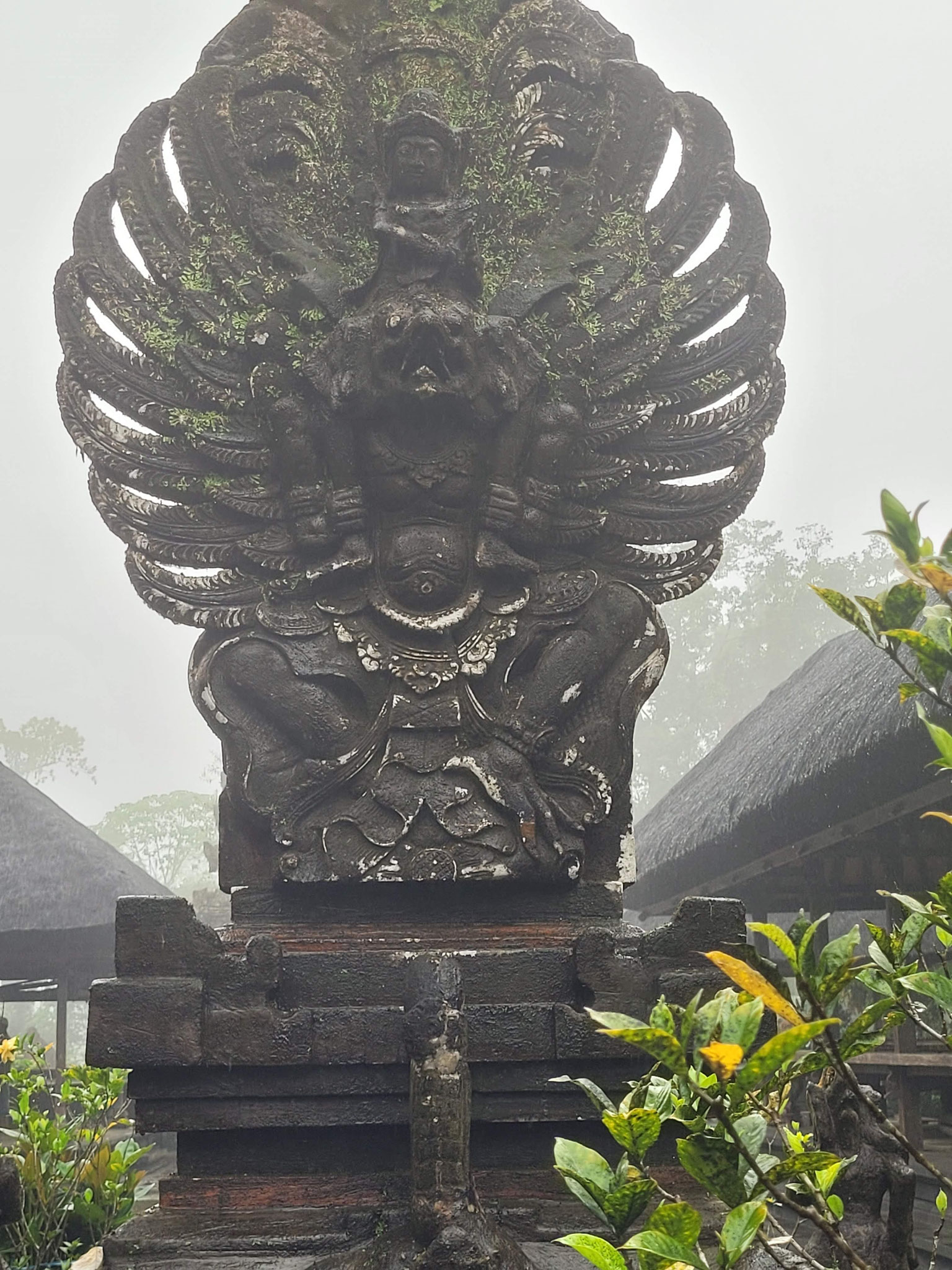 Versteckt, hinter dem sersten Eingang des Pura Luhur am Batu Karu Berg