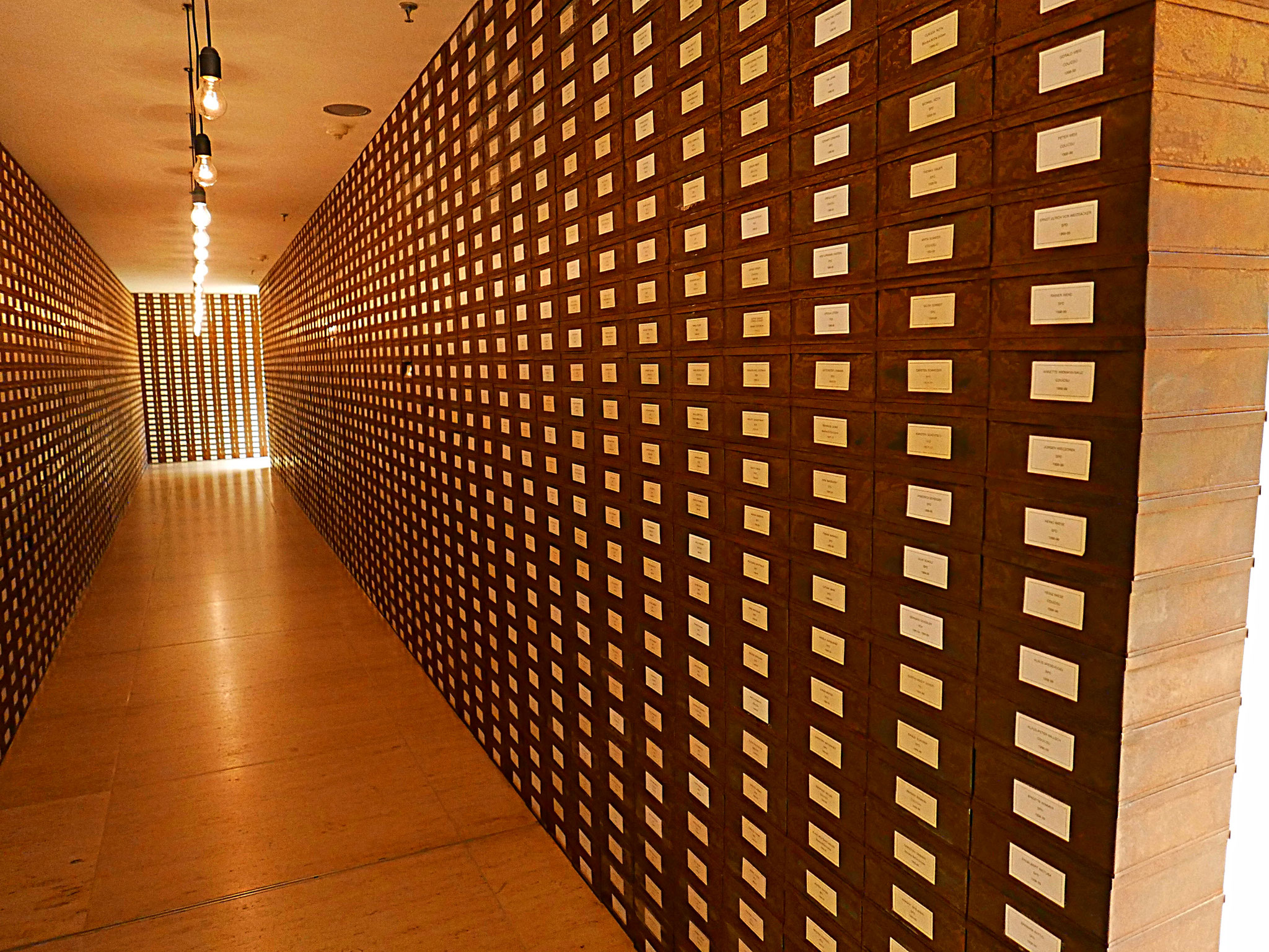 Kunst von Christian Boltanski: "Archiv der deutschen Abgeordneten" von 1919 bis 1999