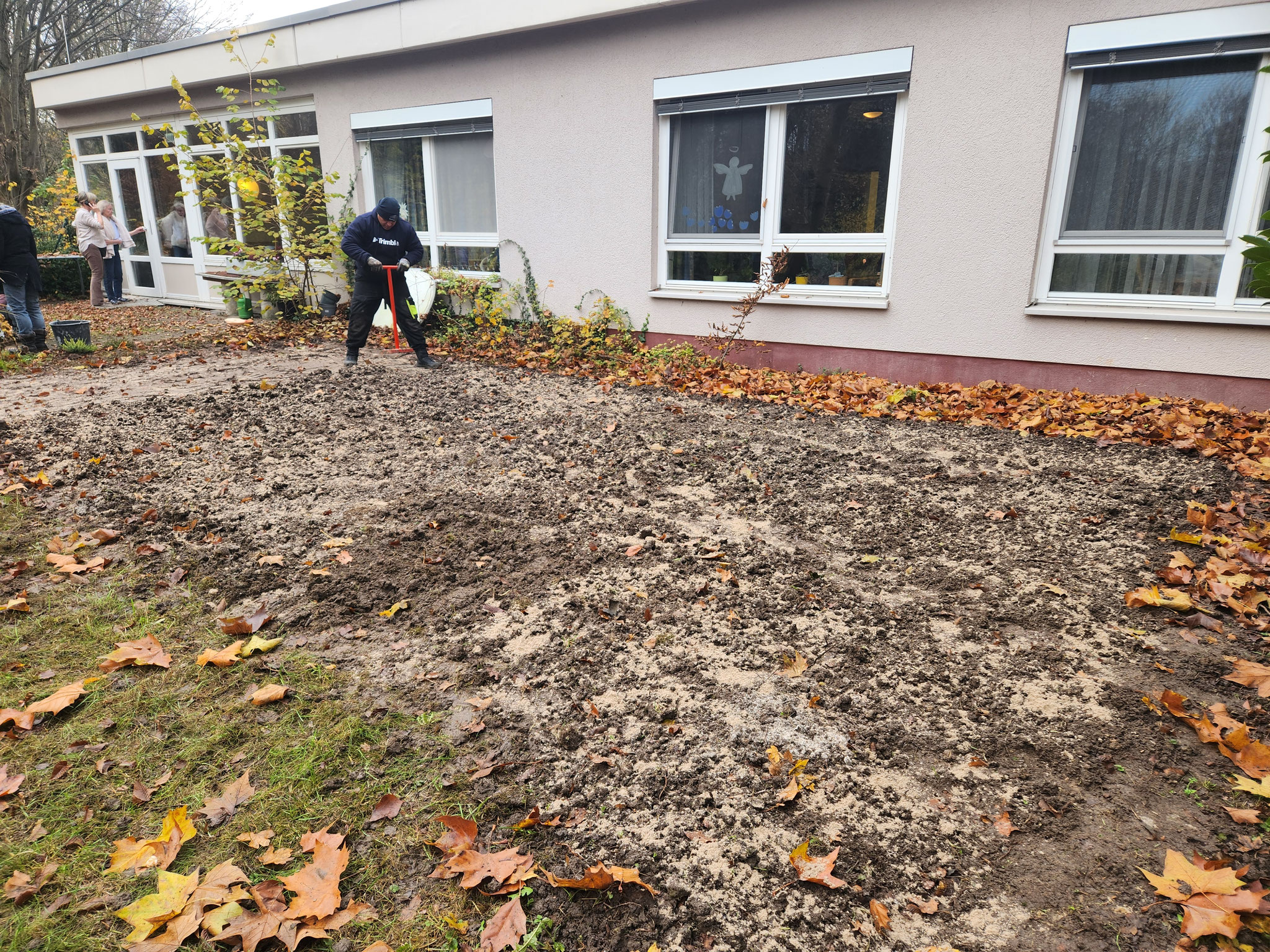 Ein Mitarbeiter hat die Samen ausgesät und tritt jetzt alles platt