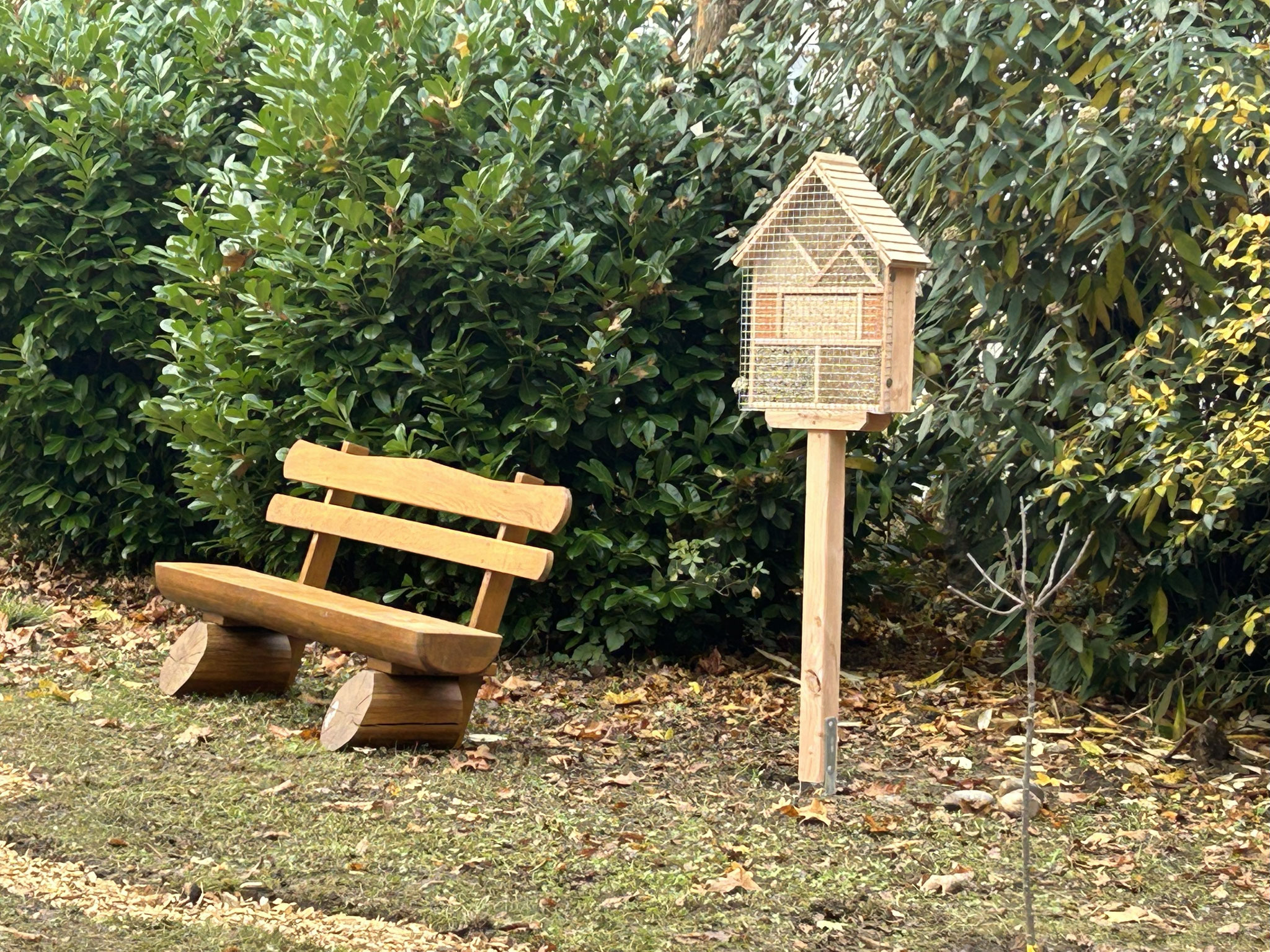 Eine Bank zum Verweilen neben dem Insektenhotel