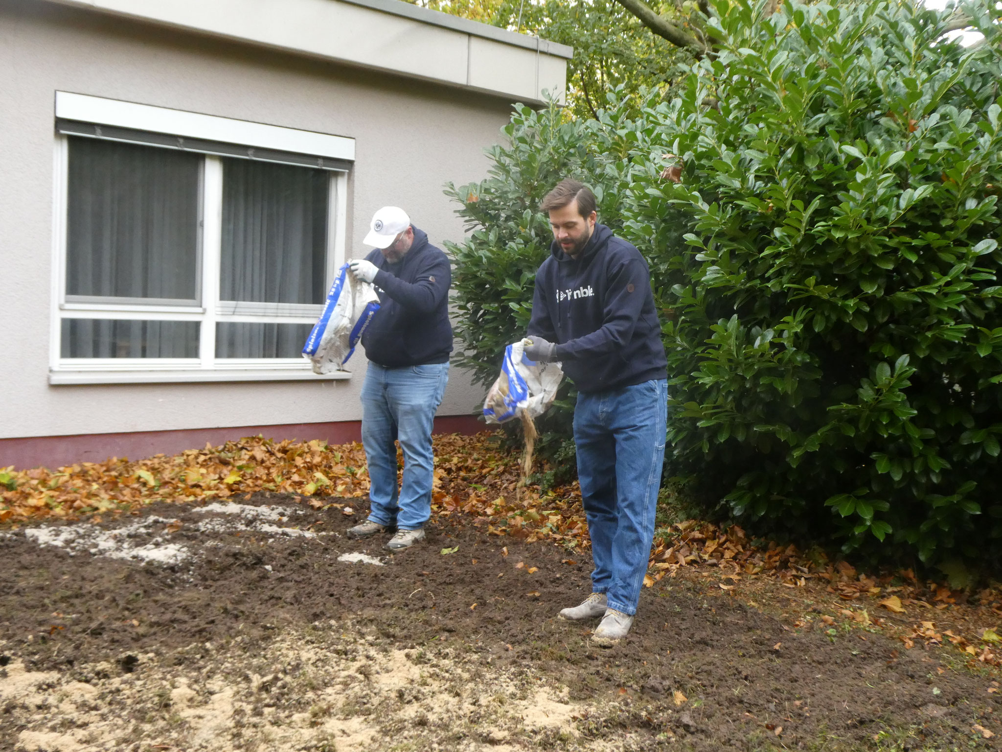 Der Boden wird mit Sand abgemagert