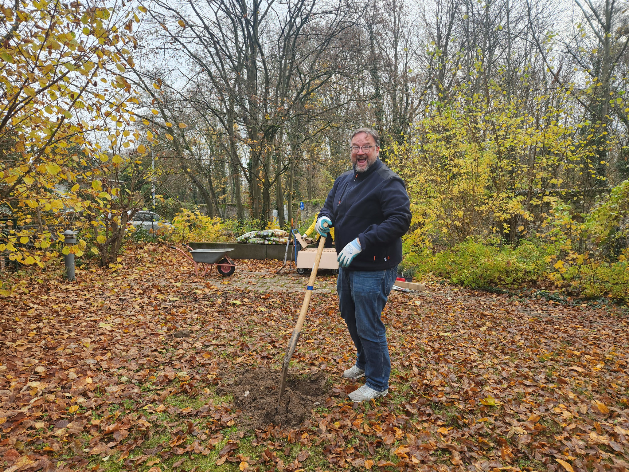 Das Loch für einen weiteren Apfelbaum wird ausgegraben