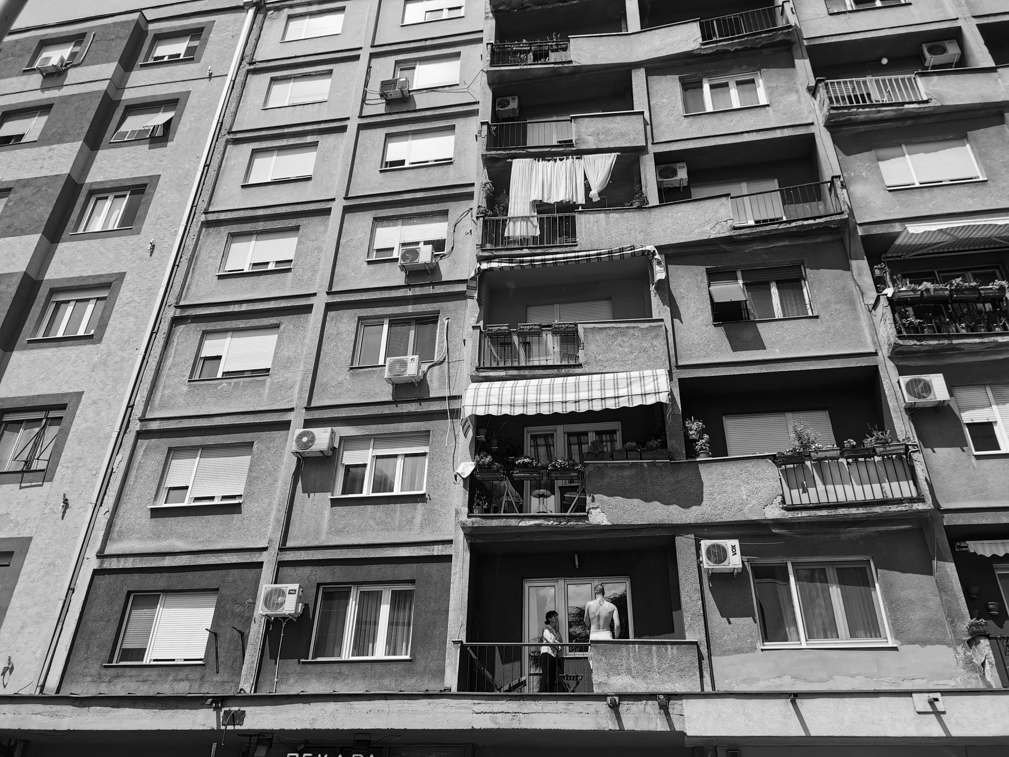 Häuserfront mit Balkonen, irgendwo unterwegs in Tschechien