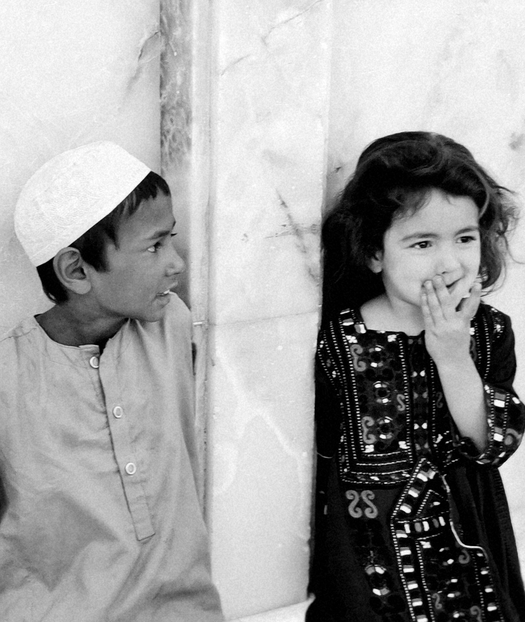 Das Mädchen und der Junge vor der Moschee in Kandahar