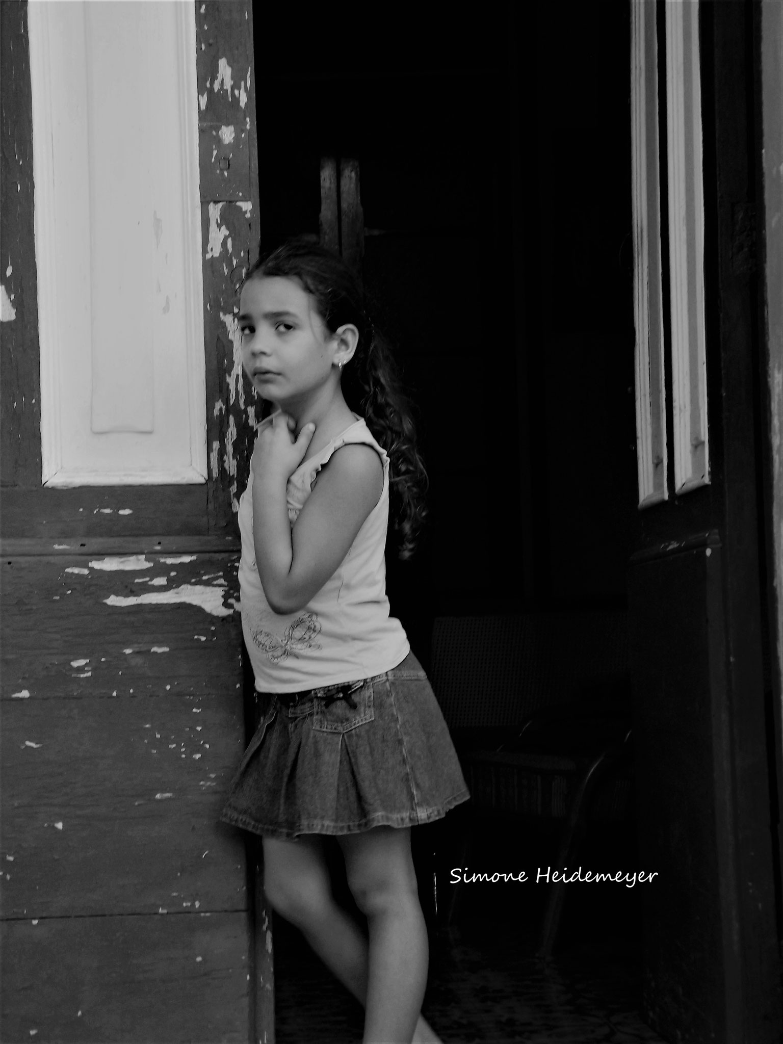 Das Mädchen im Türrahmen in Havanna, Kuba