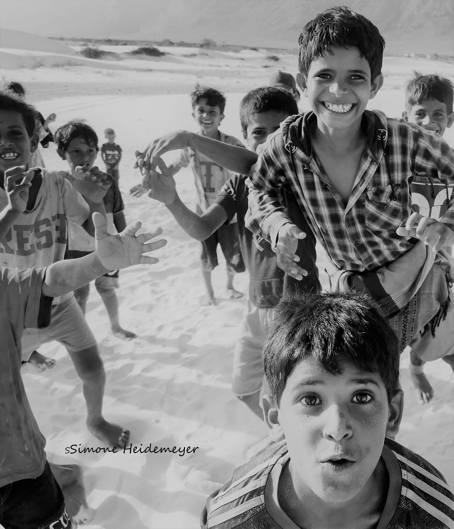 Kinder auf der Düne am Strand von Sokotra, Jemen