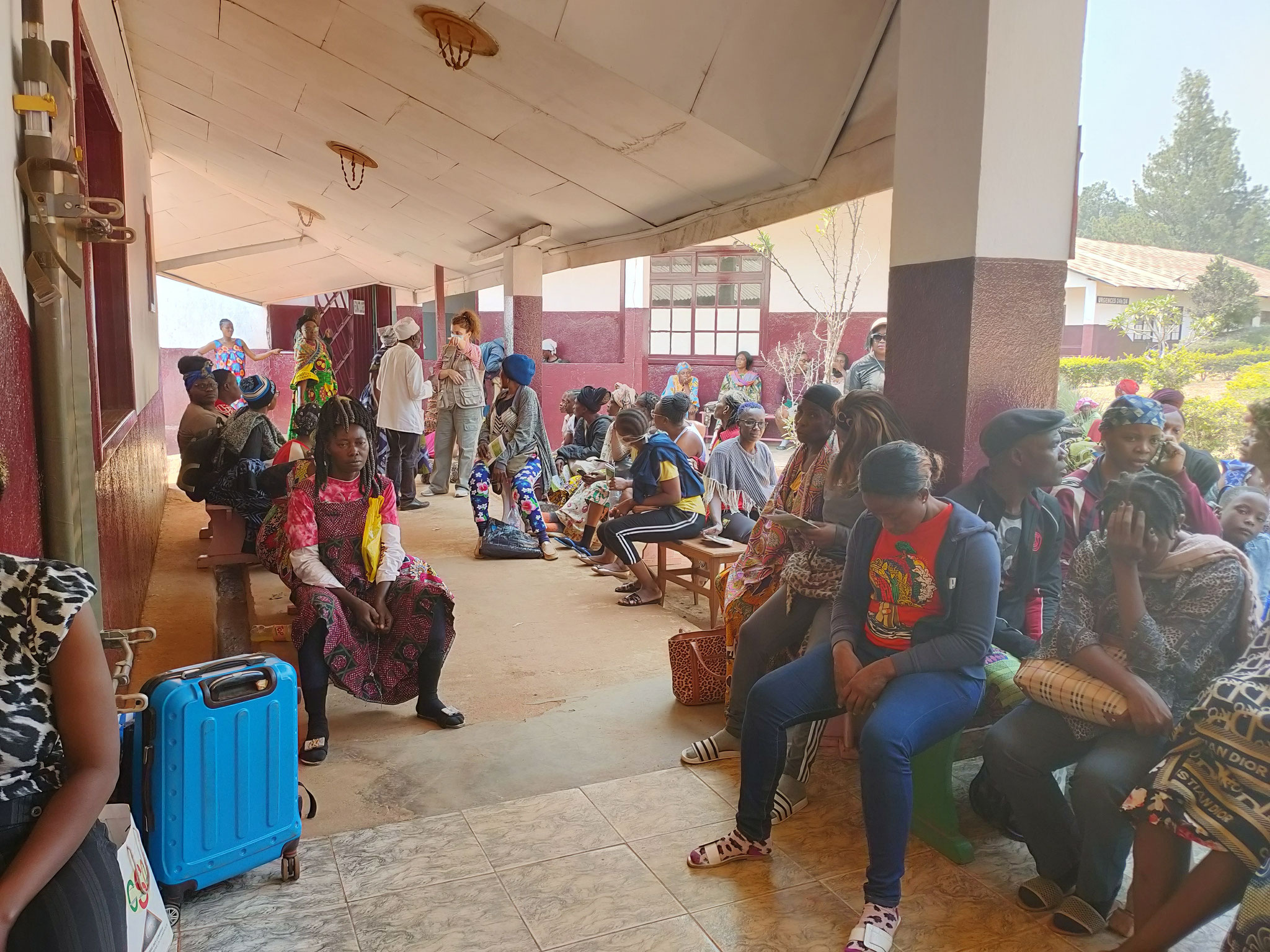 Hôpital protestant de Bangoua patientes en attente