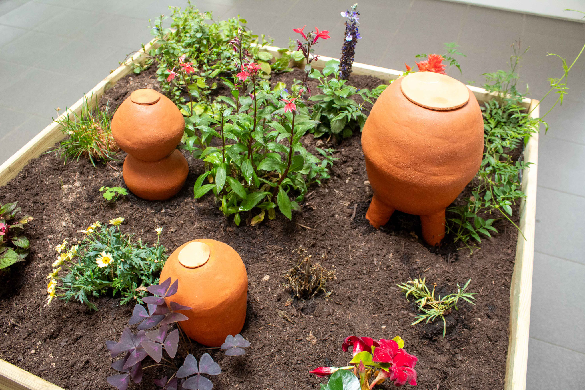 Oyas, sculpture en céramique, installation florale et carré potager, 2023. Production L'aparté