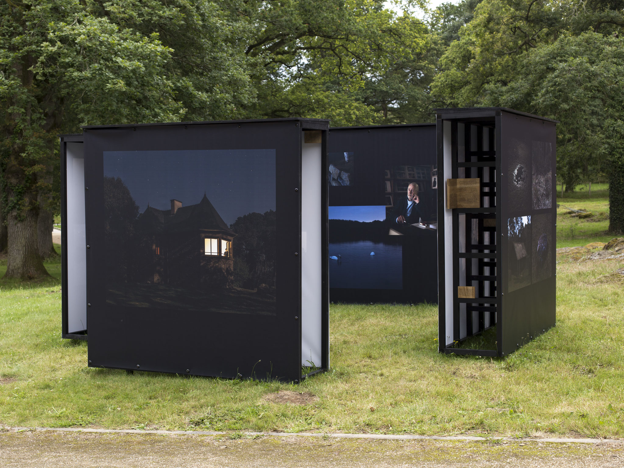 Vue de l'exposition "Alors que la nuit tombe". Photo : Maxime Voidy
