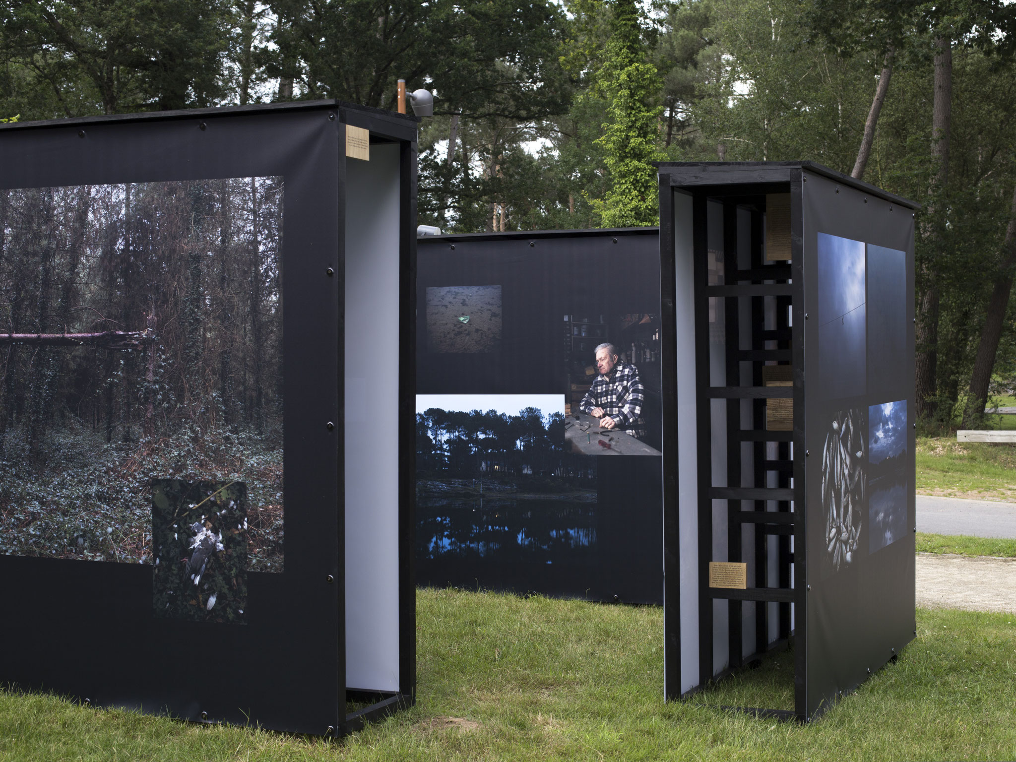 Vue de l'exposition "Alors que la nuit tombe". Photo : Maxime Voidy