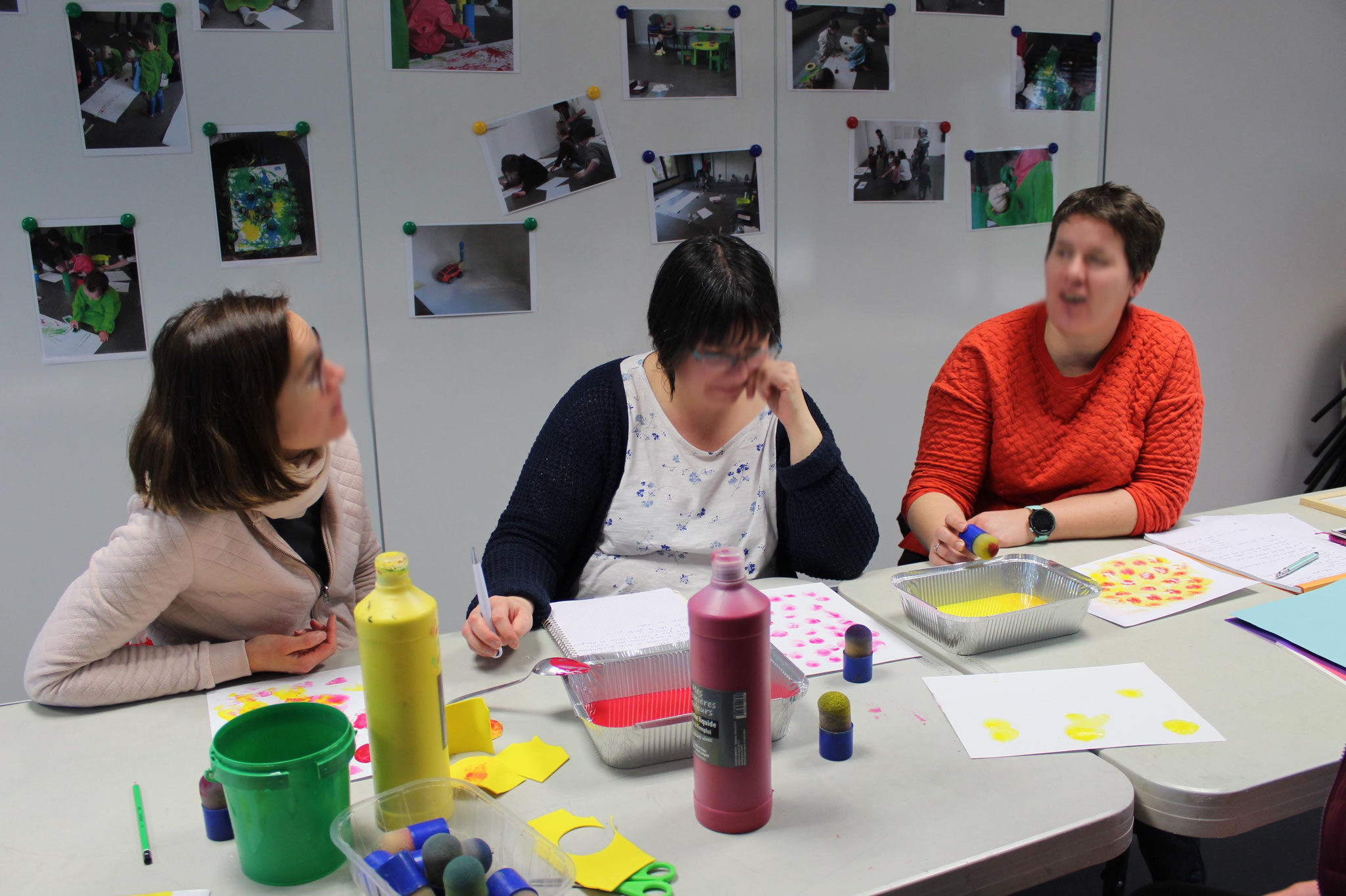 Tests avec de l'encre, de la gouache diluée, des pinceaux, des tampons, des feutres...