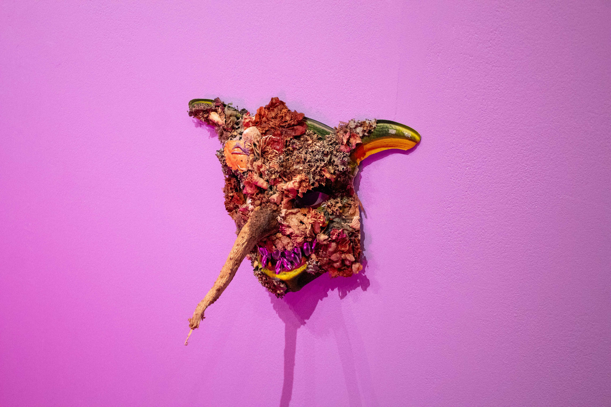 Les Guérillères, ensemble de masques, articles de fêtes, faux cheveux, faux ongles, strass, lichen, coquillages, végétaux séchés. Production L’aparté, 2023